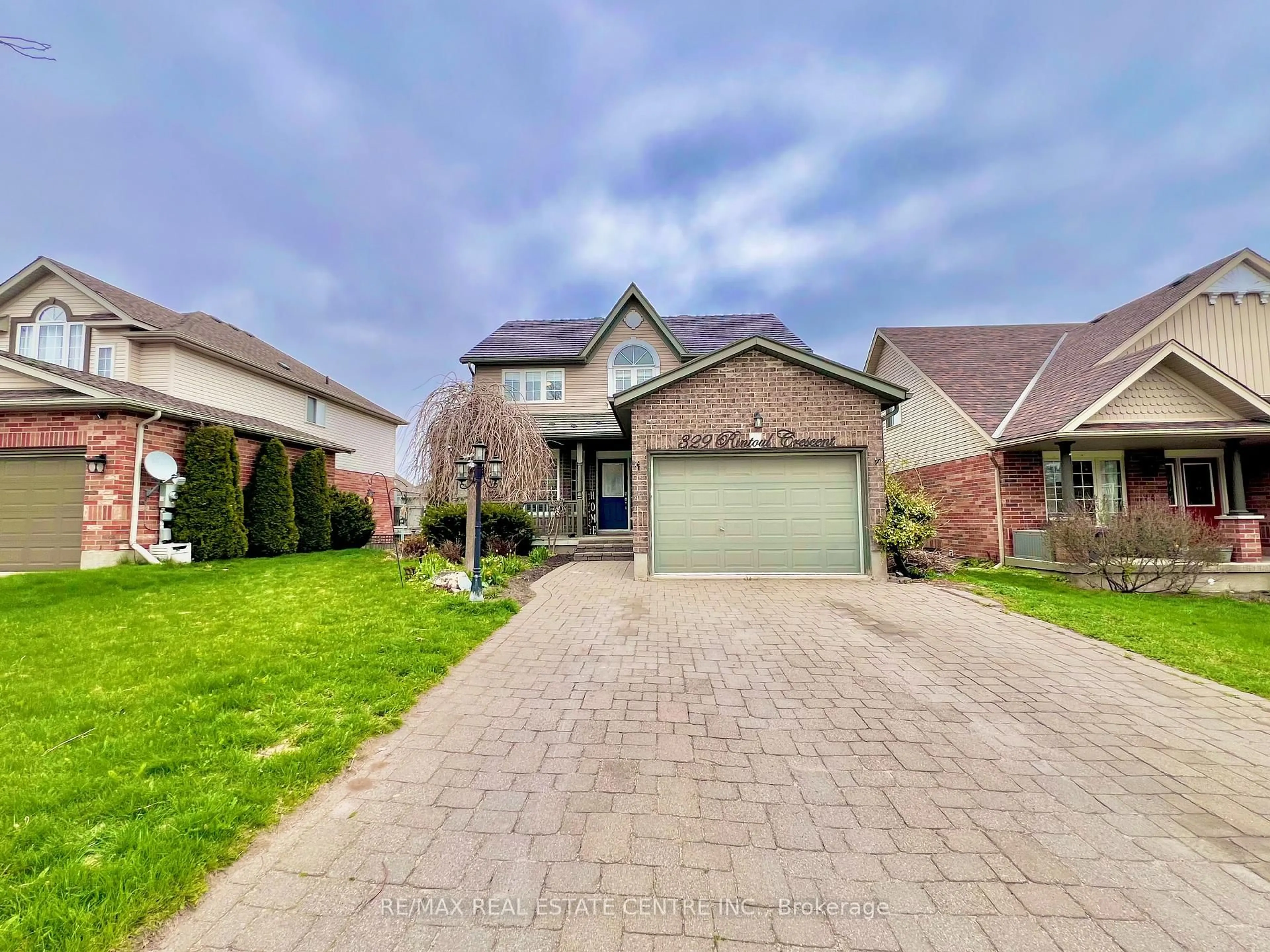 A pic from outside/outdoor area/front of a property/back of a property/a pic from drone, street for 329 Rintoul Cres, Shelburne Ontario L9V 3C5