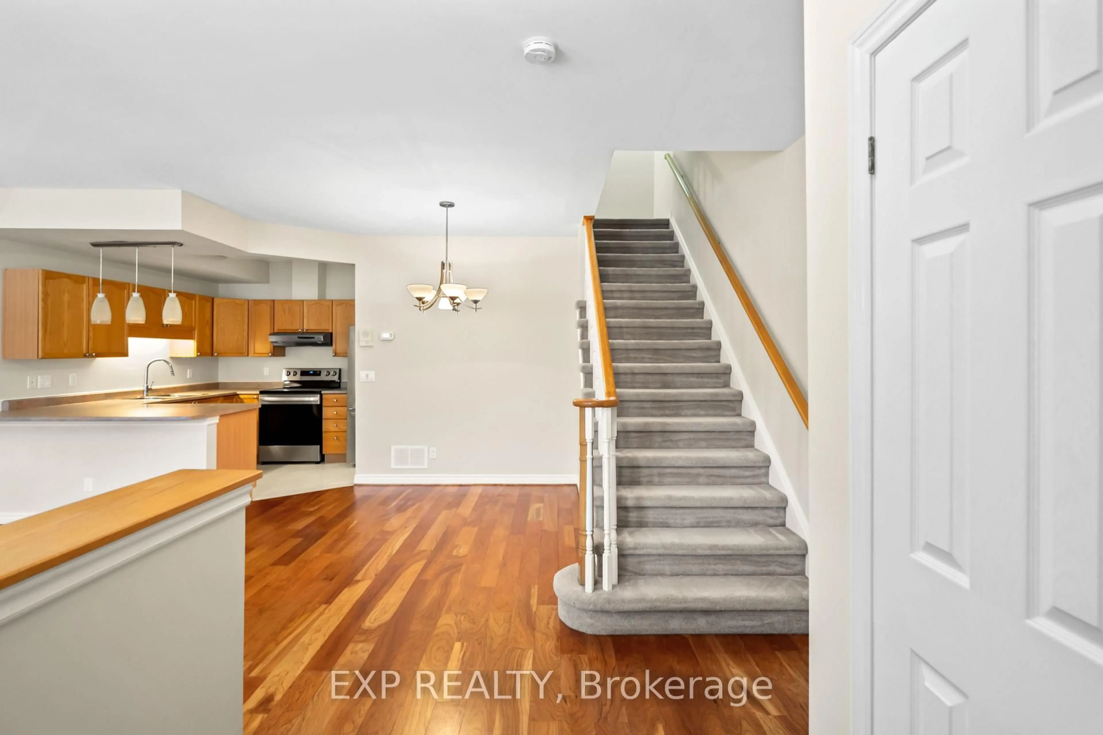Indoor entryway for 134 Hibernia St, Cobourg Ontario K9A 3J8