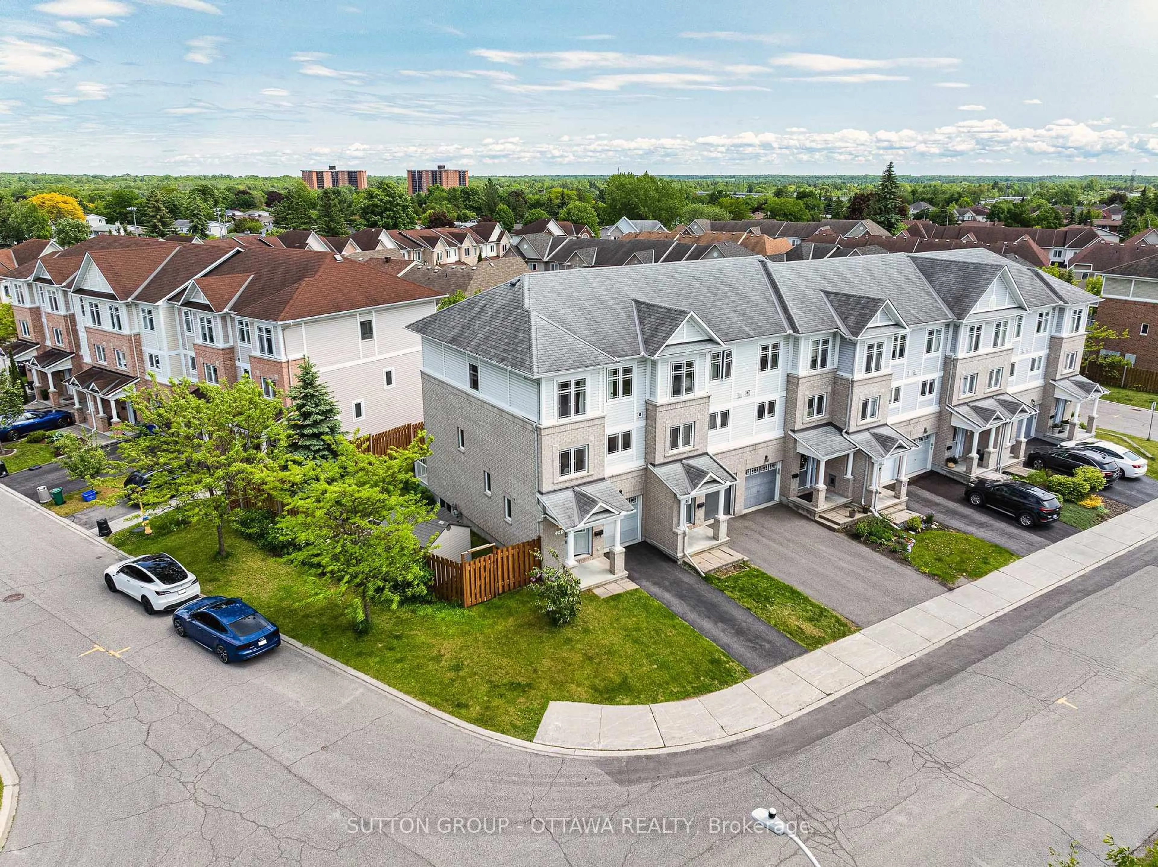 A pic from outside/outdoor area/front of a property/back of a property/a pic from drone, street for 24G Steel St, Ottawa Ontario K1J 6R3