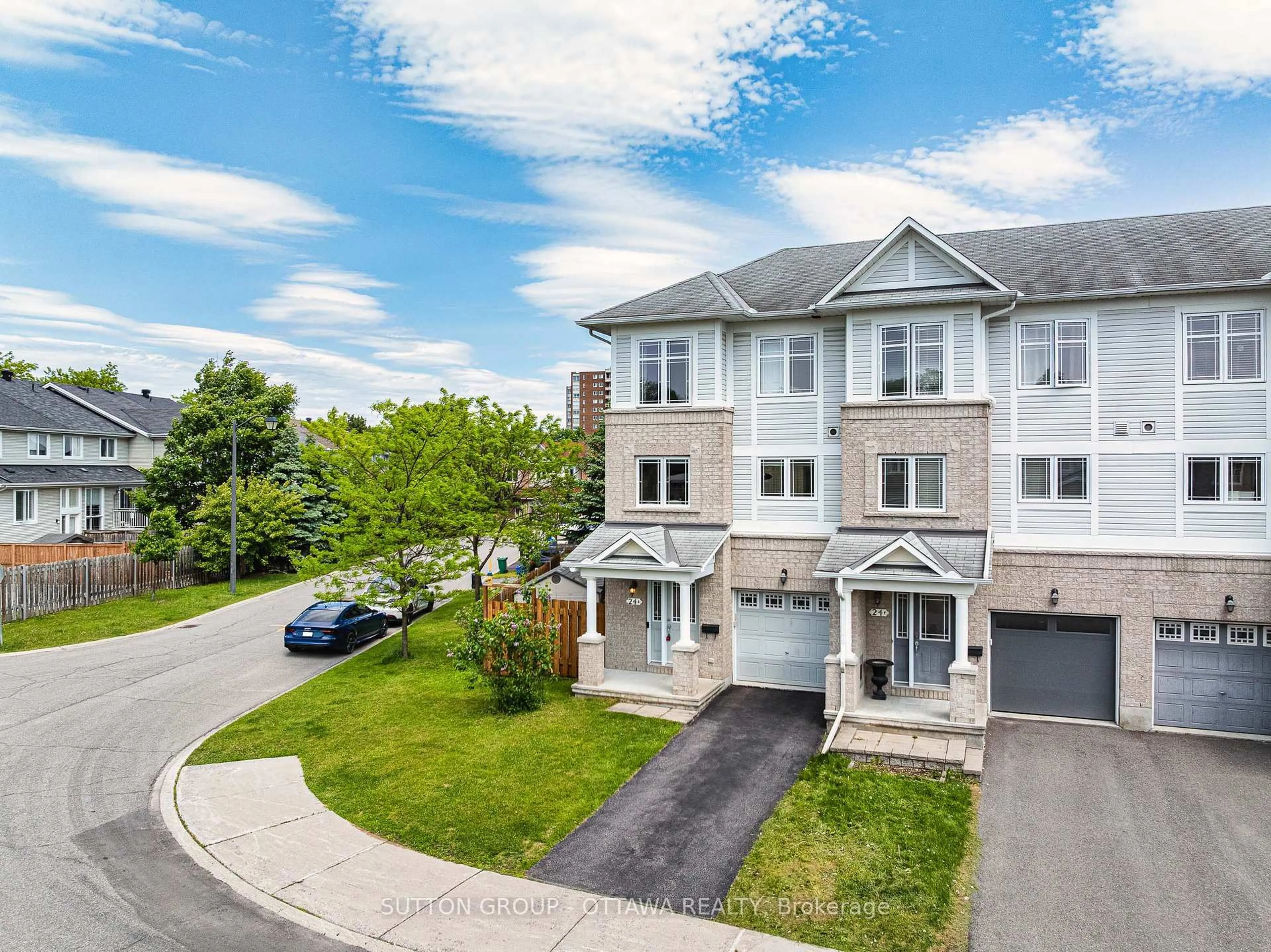 A pic from outside/outdoor area/front of a property/back of a property/a pic from drone, street for 24G Steel St, Ottawa Ontario K1J 6R3