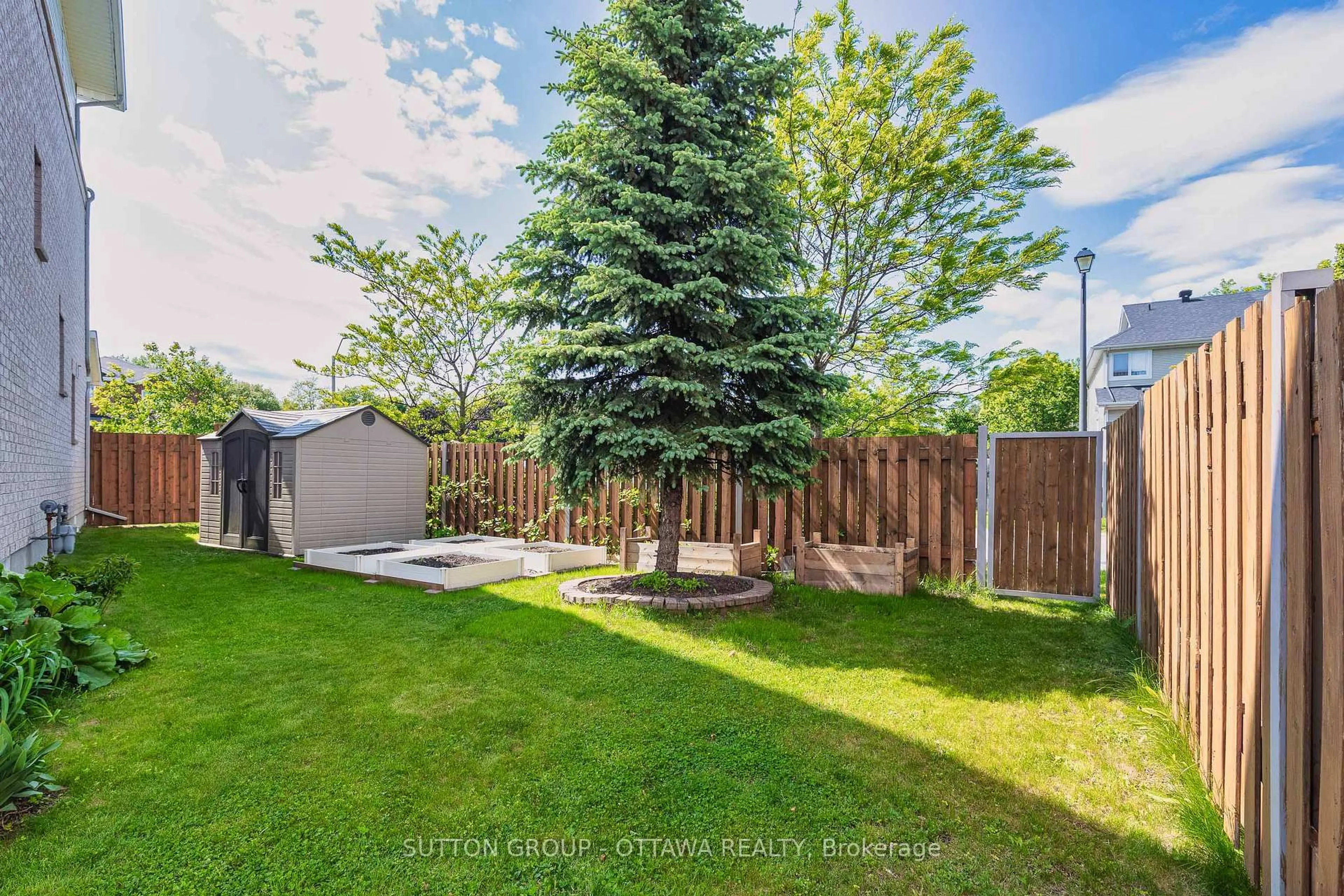 A pic from outside/outdoor area/front of a property/back of a property/a pic from drone, unknown for 24G Steel St, Ottawa Ontario K1J 6R3