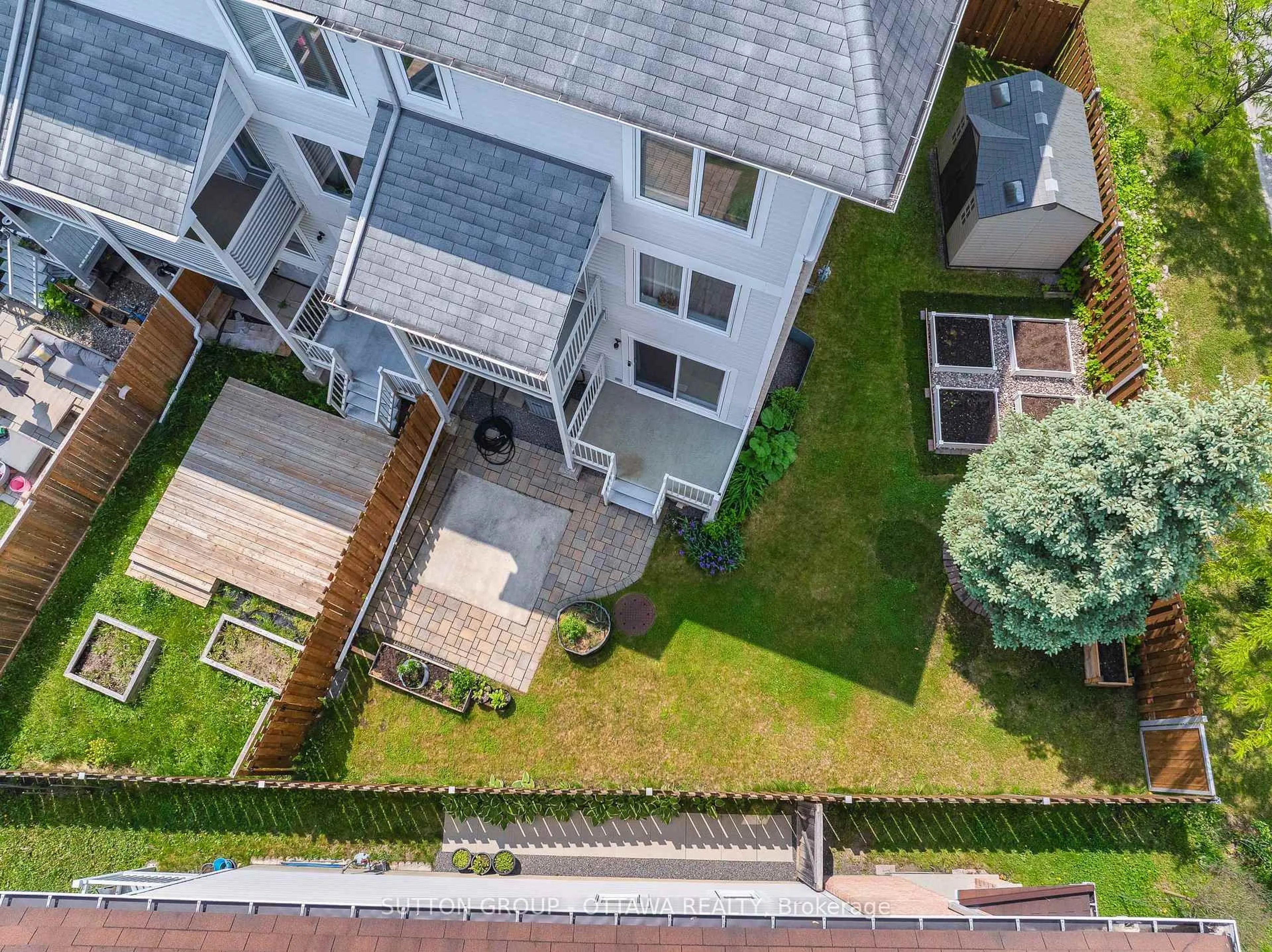 A pic from outside/outdoor area/front of a property/back of a property/a pic from drone, unknown for 24G Steel St, Ottawa Ontario K1J 6R3