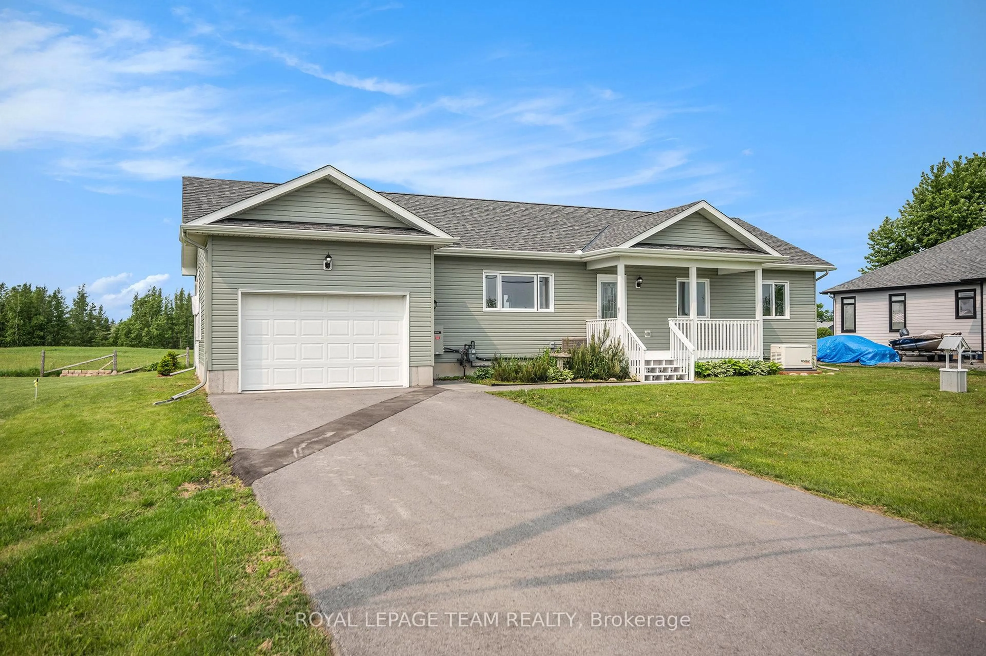 Home with vinyl exterior material, street for 2833 Dunrobin Rd, Ottawa Ontario K0A 1T0