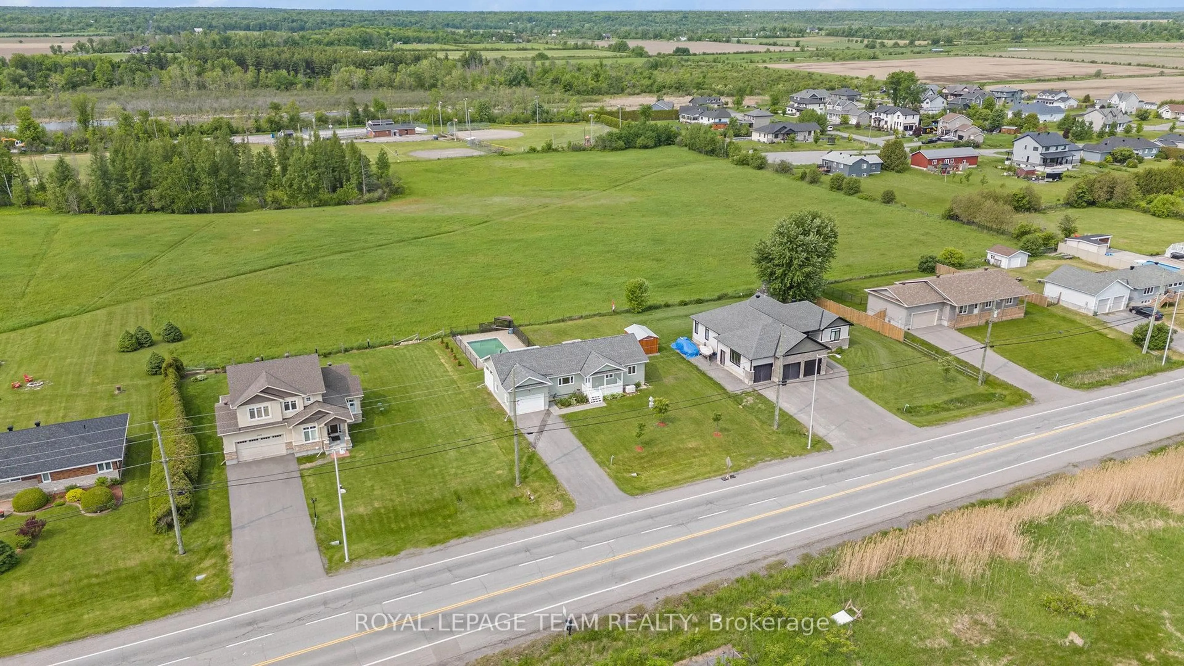 A pic from outside/outdoor area/front of a property/back of a property/a pic from drone, unknown for 2833 Dunrobin Rd, Ottawa Ontario K0A 1T0
