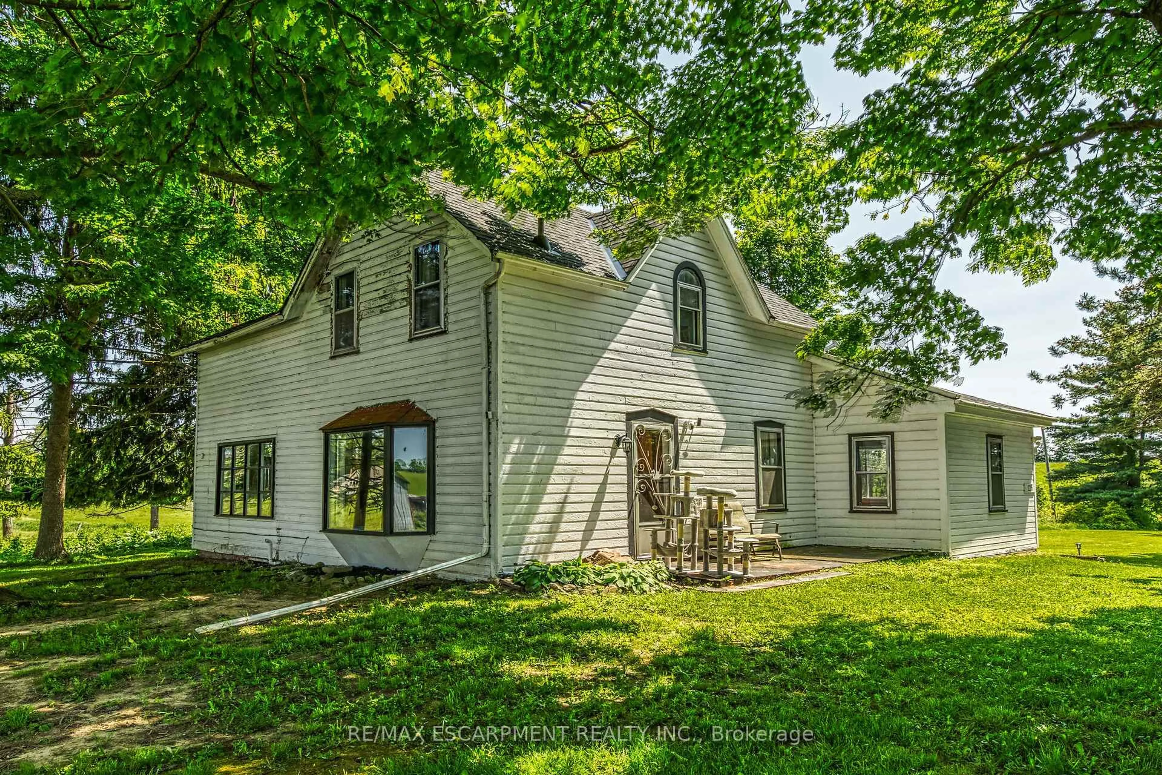 A pic from outside/outdoor area/front of a property/back of a property/a pic from drone, unknown for 1216 SAWMILL Rd, Hamilton Ontario L9G 3L1