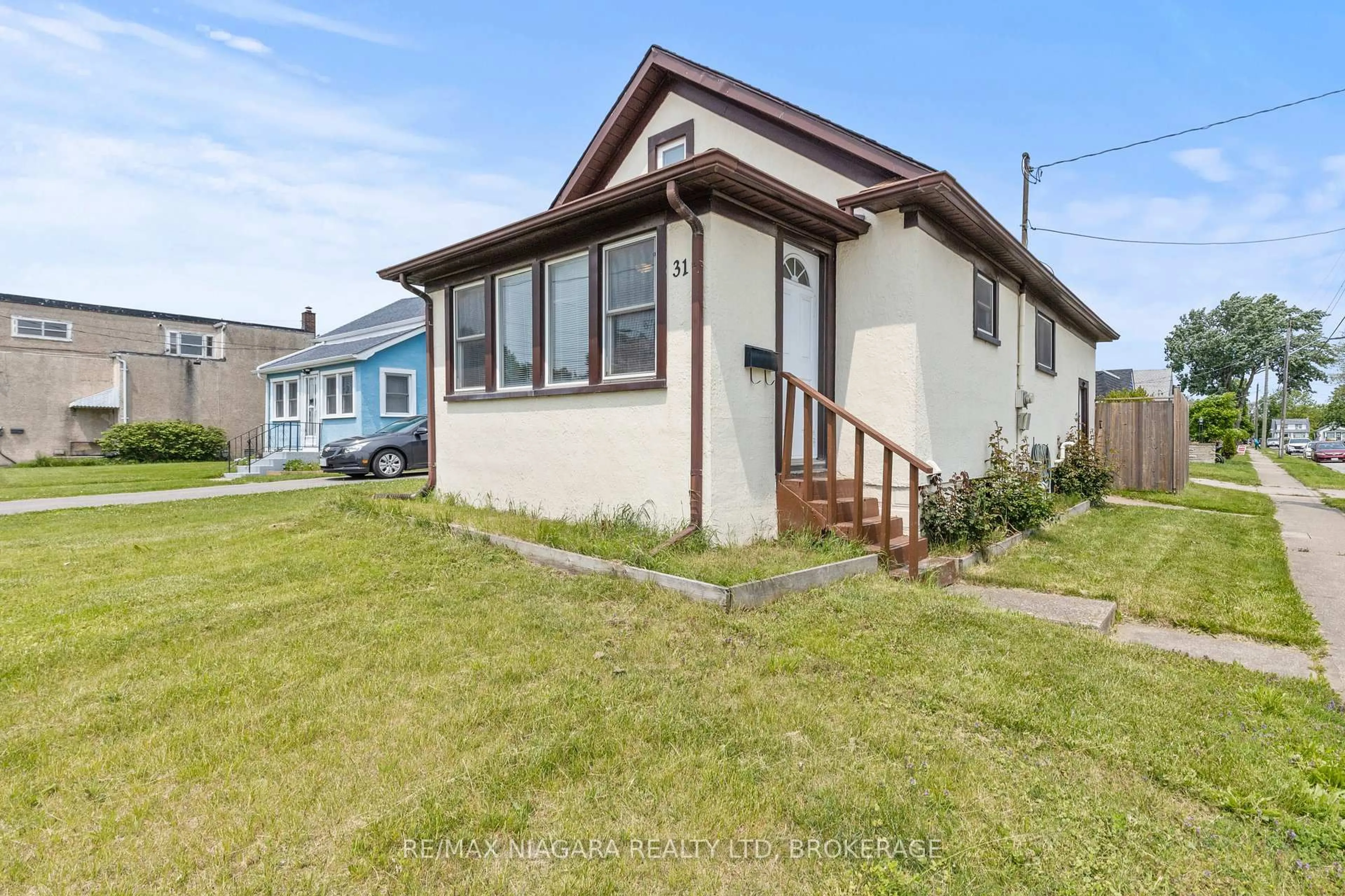 Home with vinyl exterior material, street for 31 Broadway Ave, Welland Ontario L3C 5L4