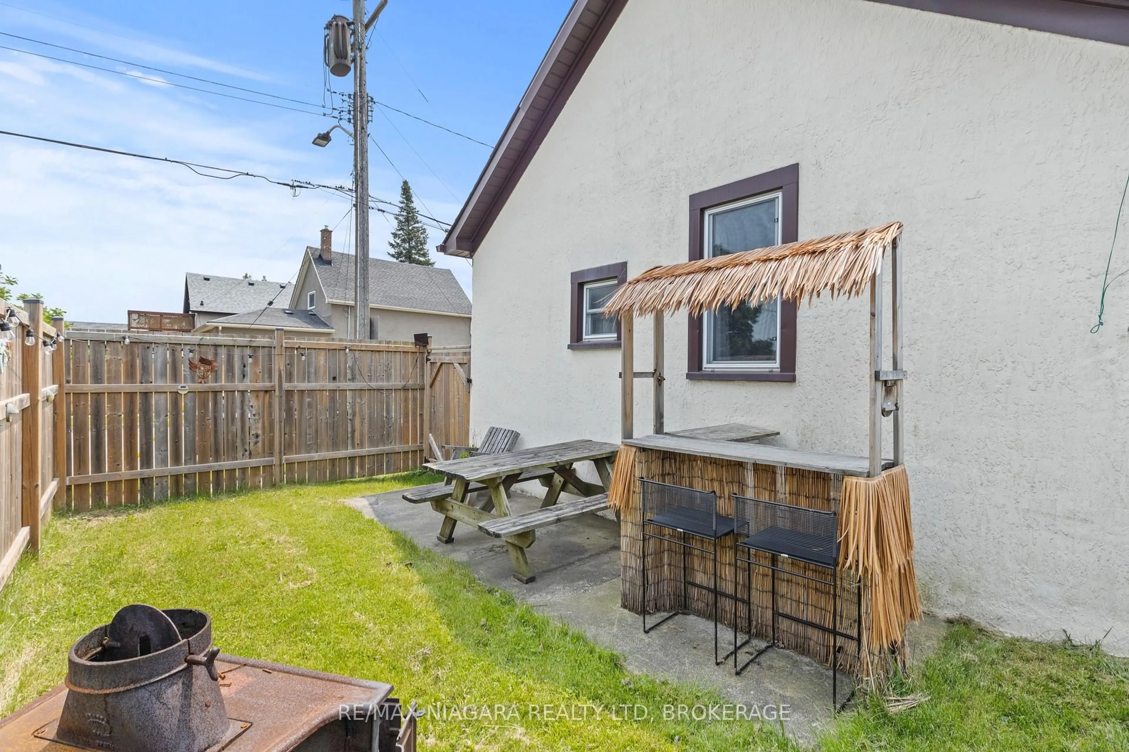 Patio, street for 31 Broadway Ave, Welland Ontario L3C 5L4