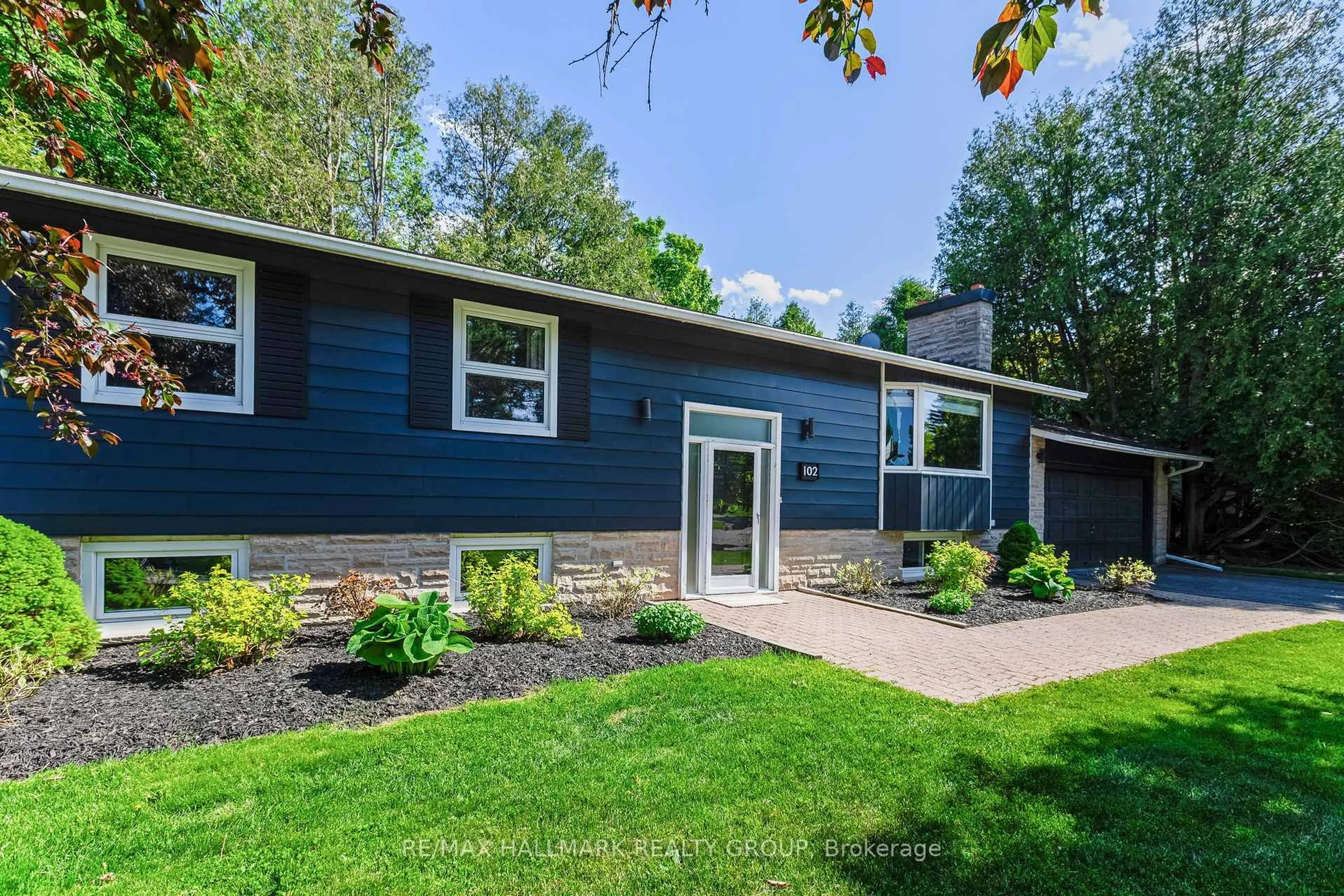 Home with vinyl exterior material, unknown for 102 Coburn Ave, Kanata Ontario K2L 1G3