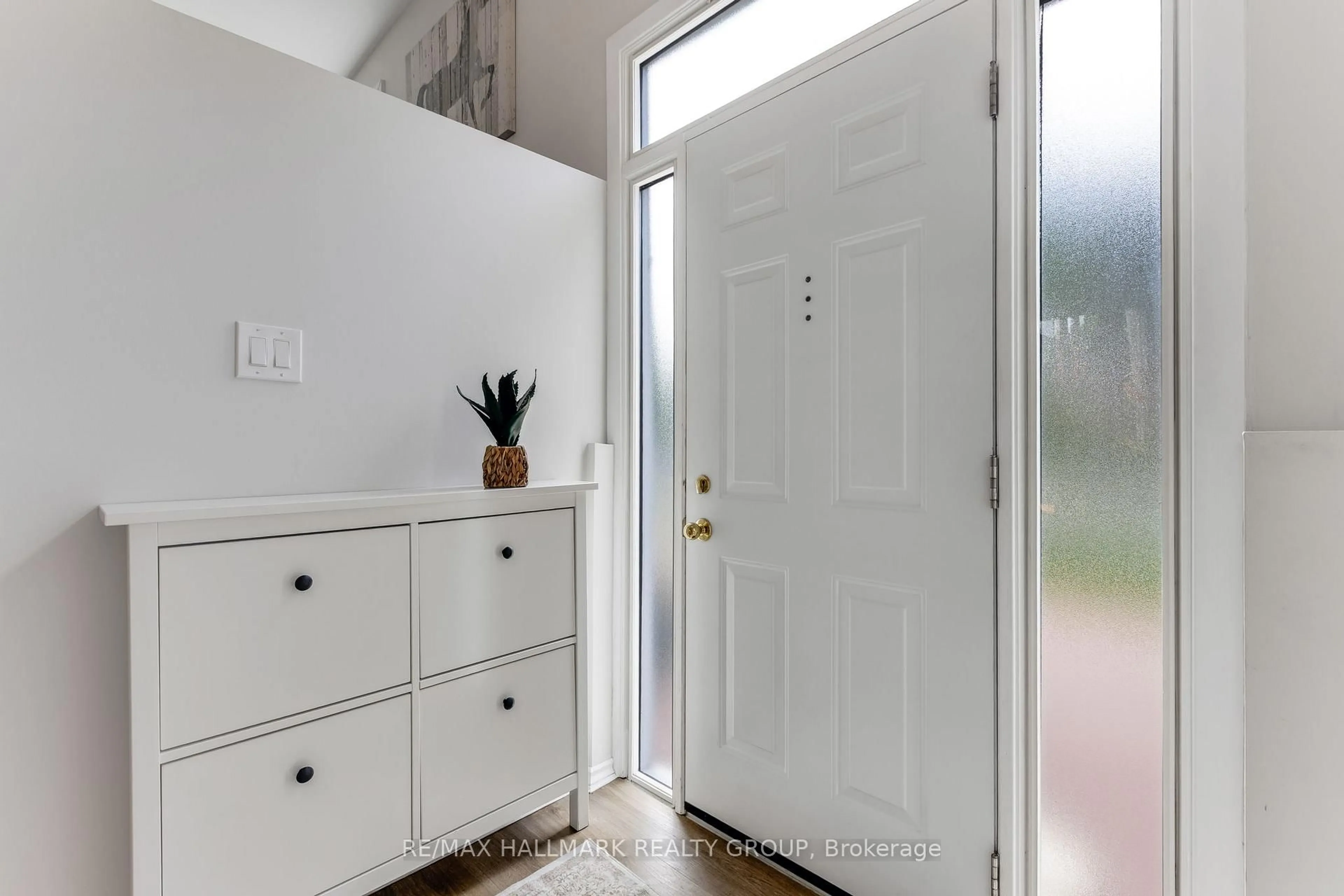 Indoor entryway for 102 Coburn Ave, Kanata Ontario K2L 1G3