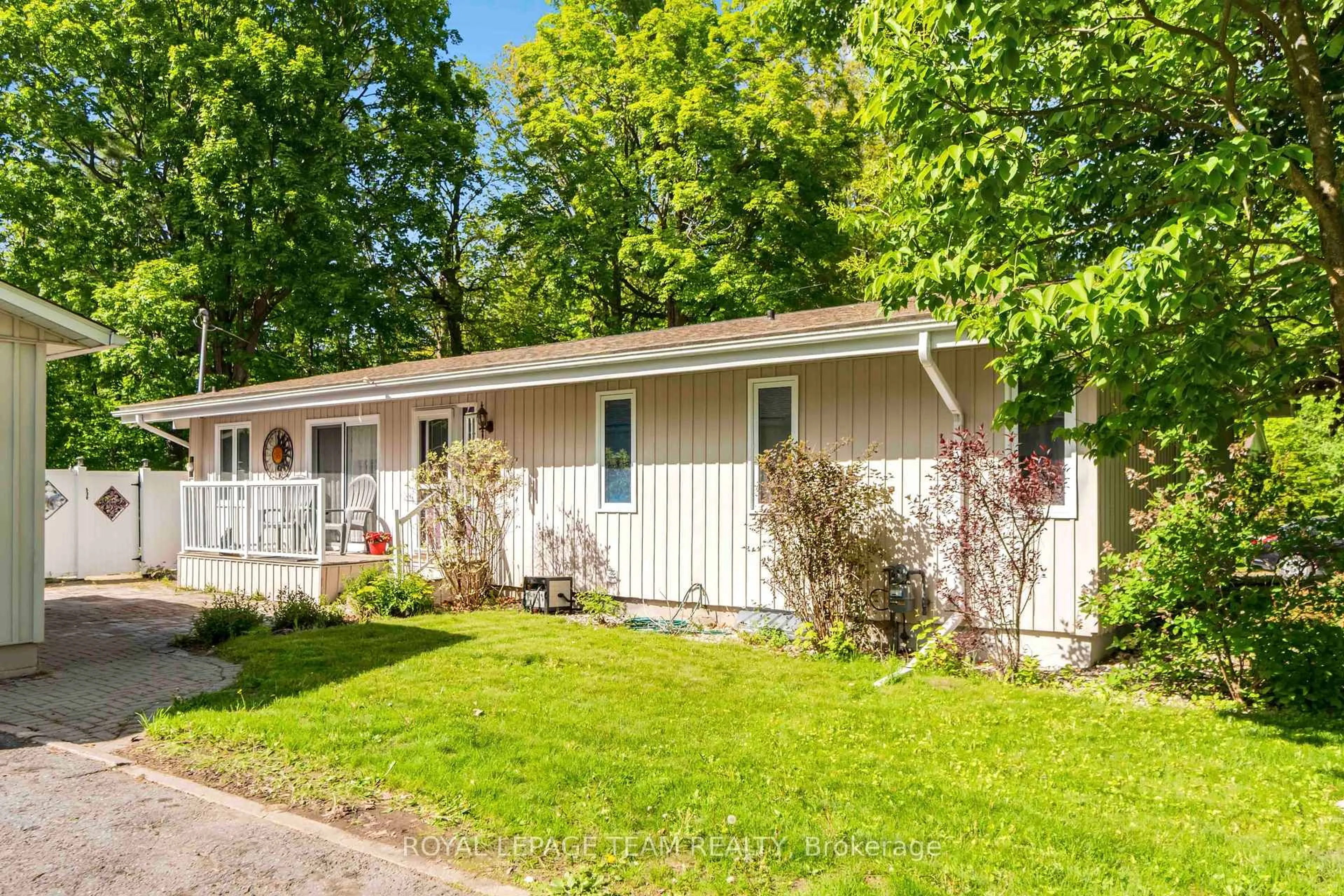 Home with vinyl exterior material, street for 121 Peacock Cres, Almonte Ontario K0A 1A0