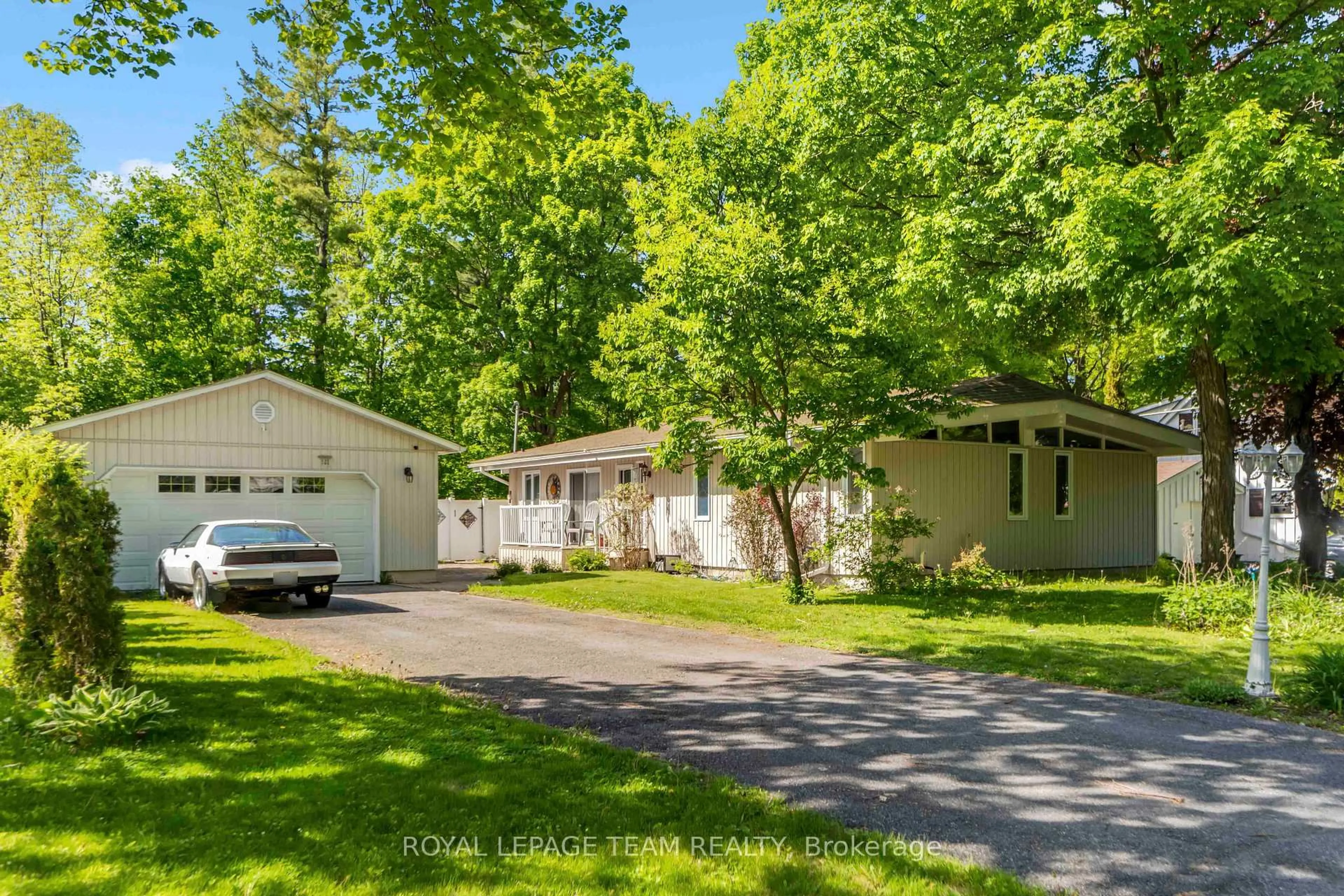 A pic from outside/outdoor area/front of a property/back of a property/a pic from drone, street for 121 Peacock Cres, Almonte Ontario K0A 1A0
