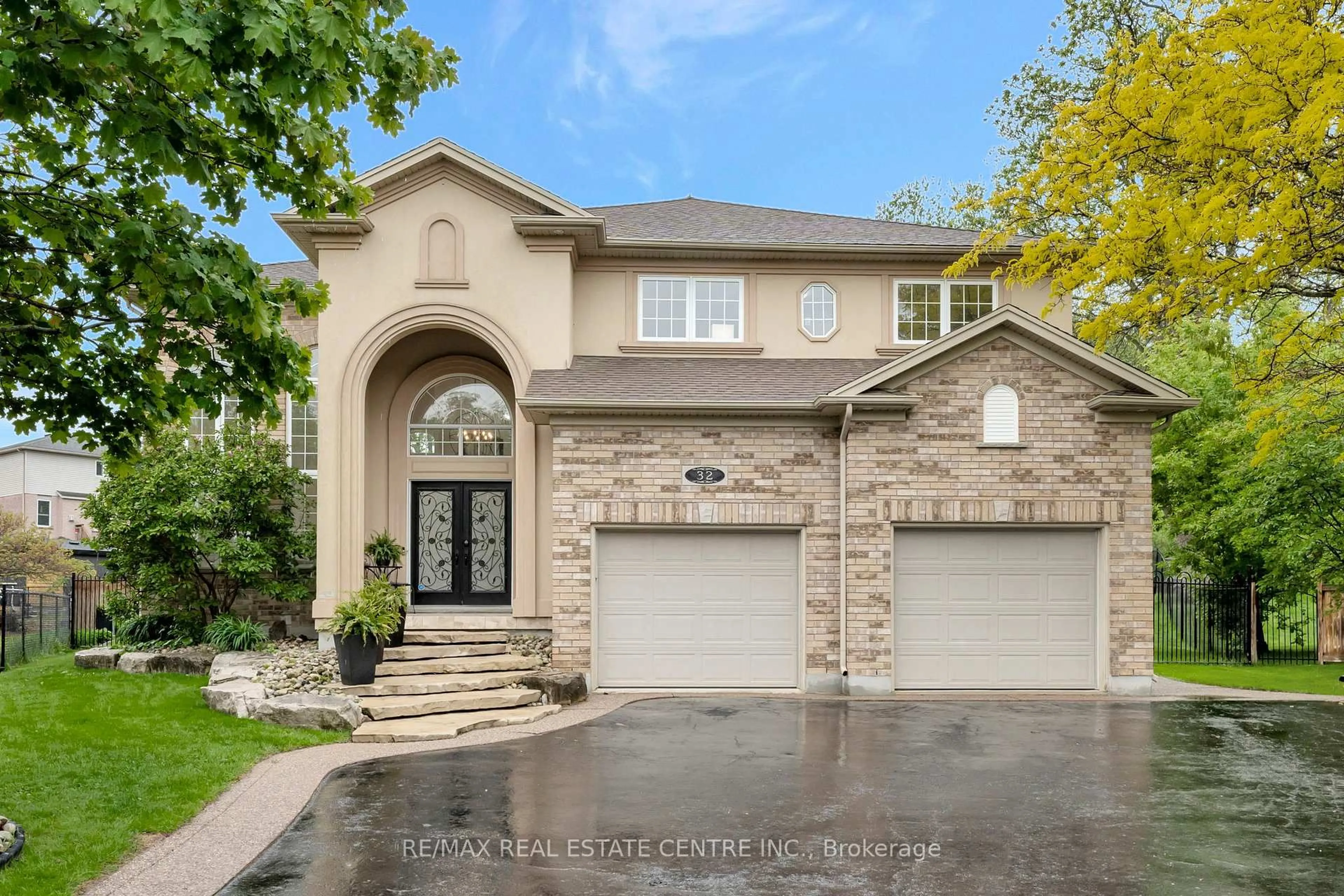 Home with brick exterior material, street for 32 Berry Patch Lane, Cambridge Ontario N1S 5B3