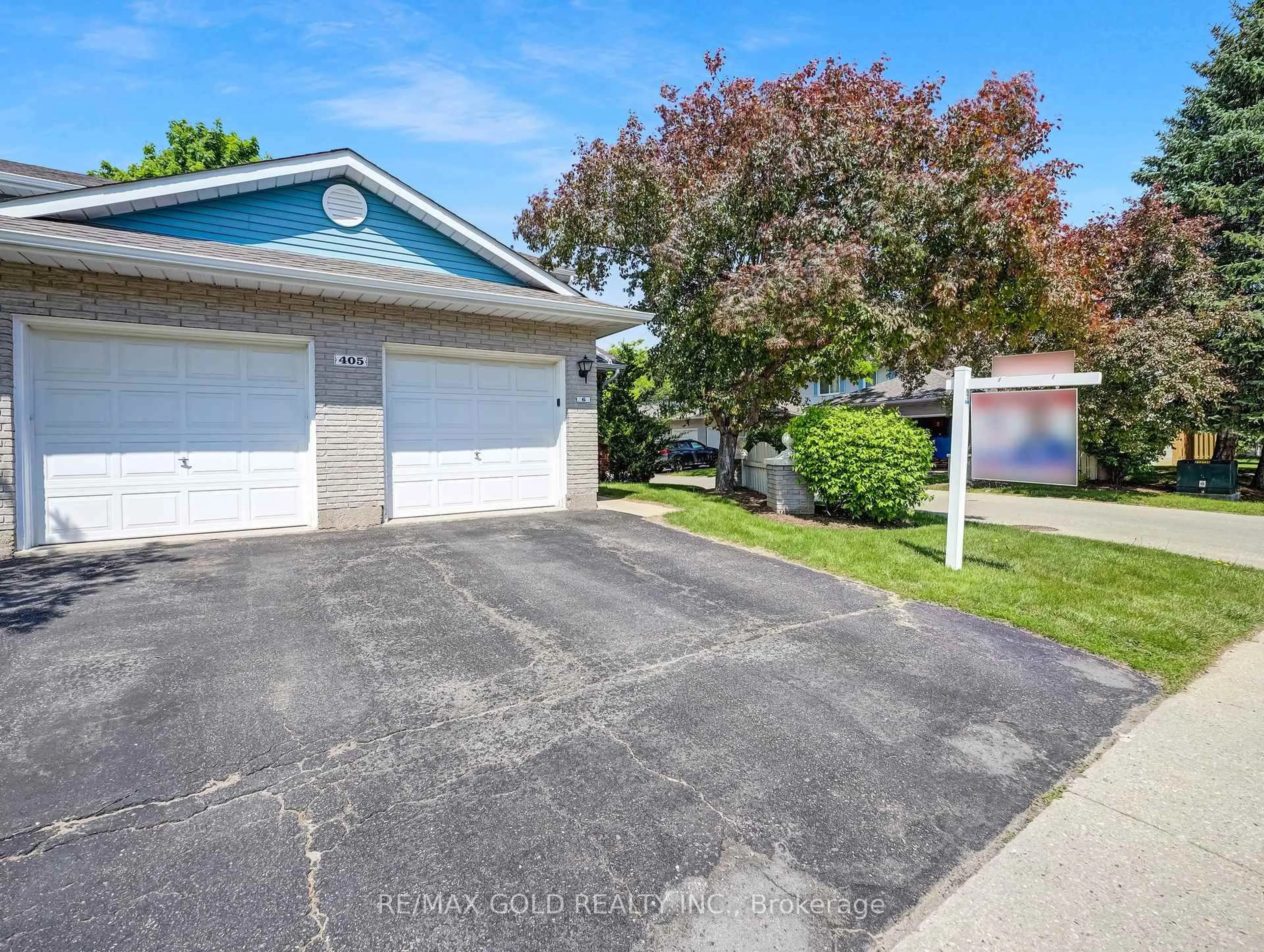 A pic from outside/outdoor area/front of a property/back of a property/a pic from drone, street for 405 Kingscourt Dr #6, Waterloo Ontario N2K 3R4