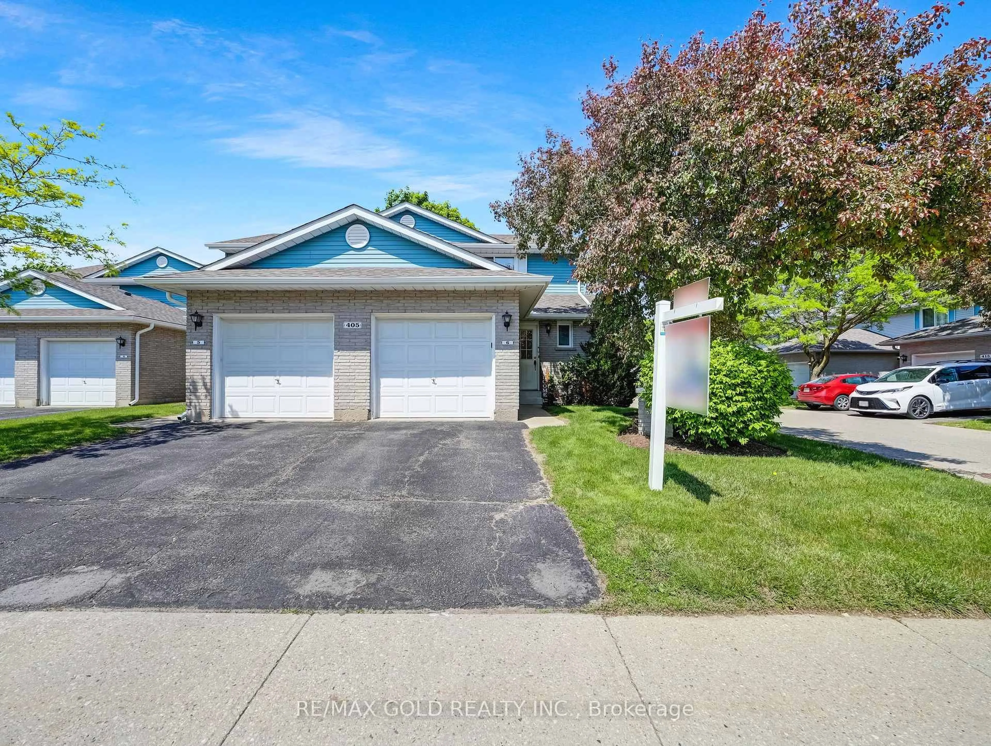 A pic from outside/outdoor area/front of a property/back of a property/a pic from drone, street for 405 Kingscourt Dr #6, Waterloo Ontario N2K 3R4