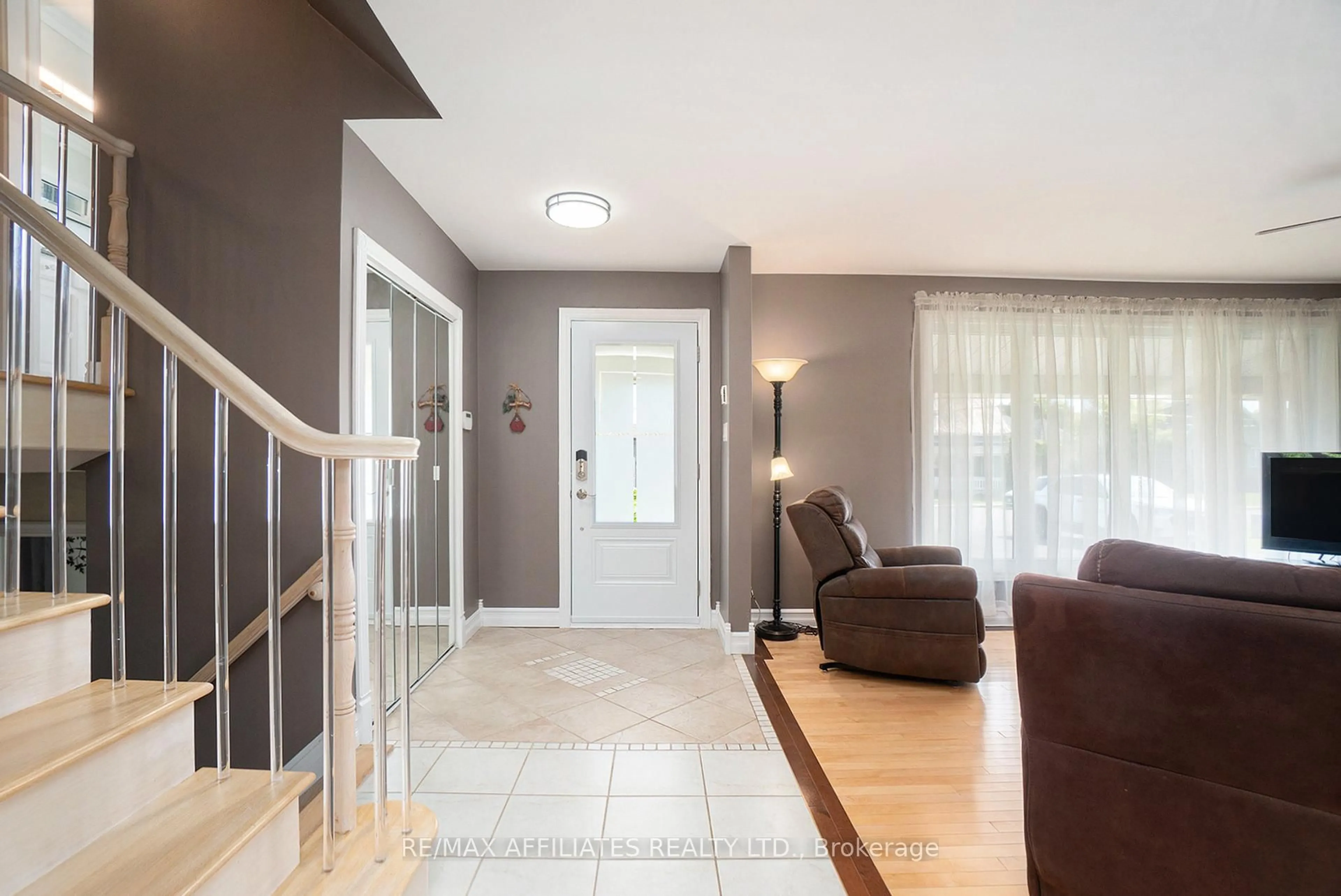 Indoor entryway for 751 Laval St, Casselman Ontario K0A 1M0