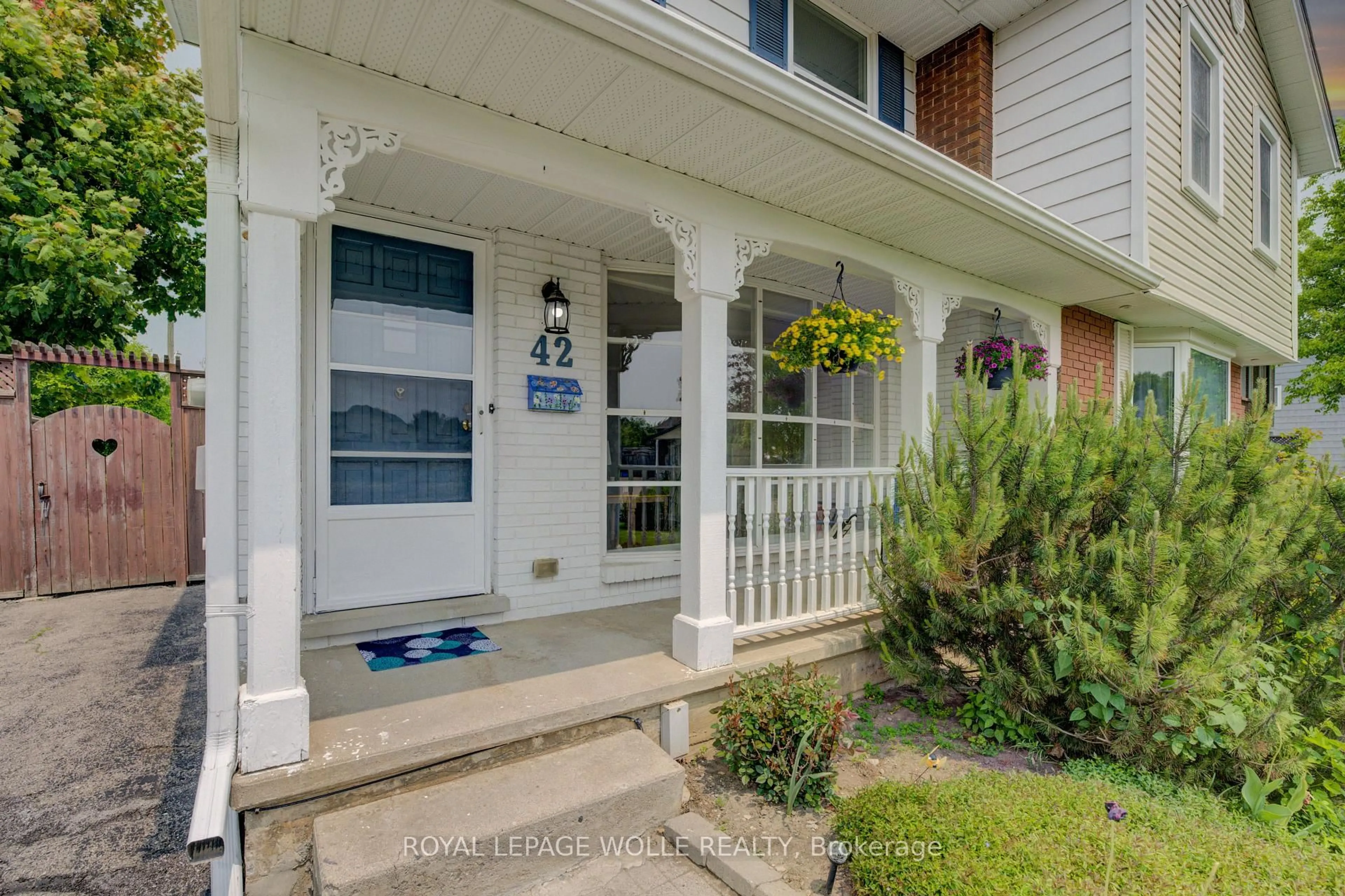 Indoor entryway for 42 Monteagle Cres, Kitchener Ontario N2N 1N1