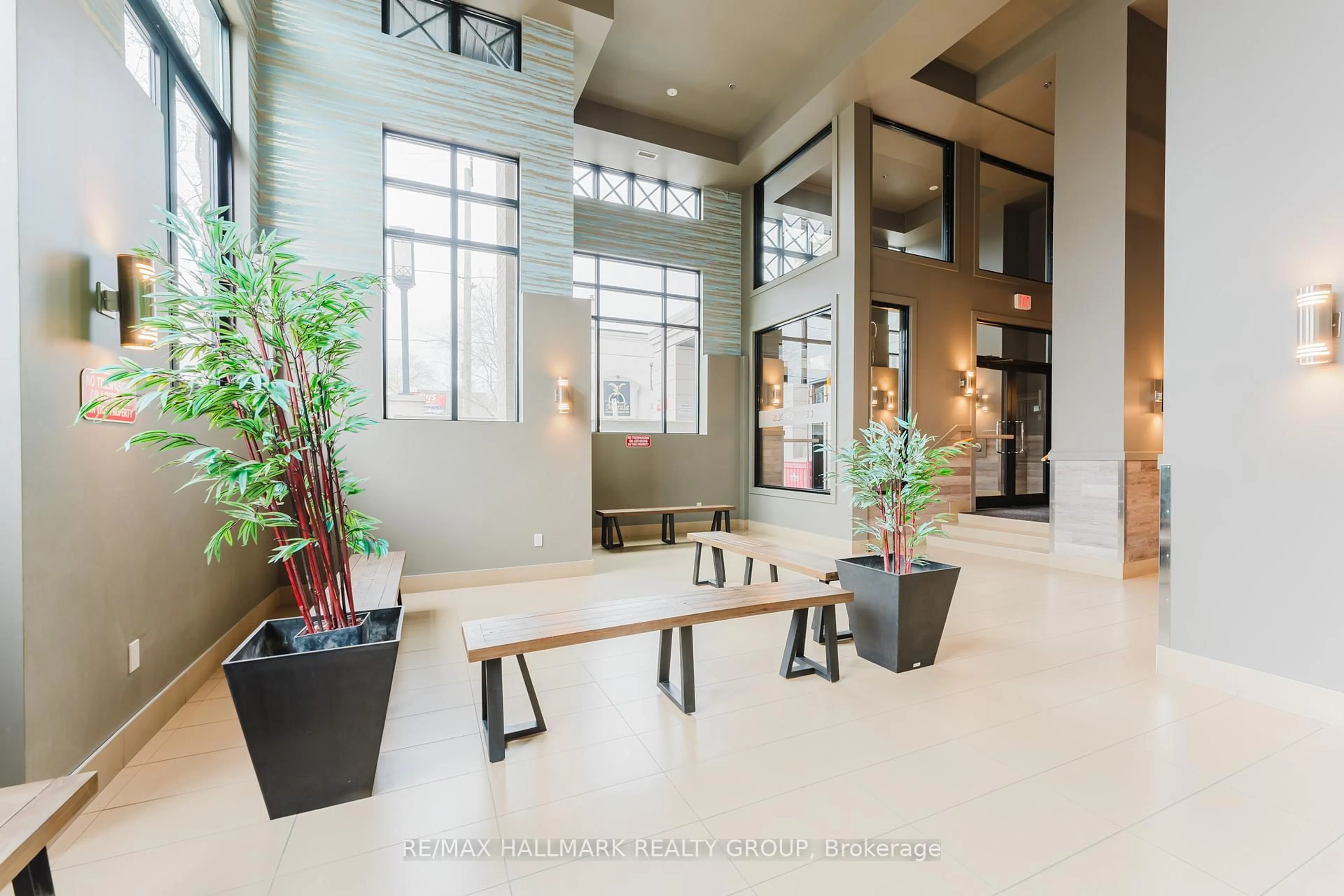 Indoor foyer for 429 Kent St #410, Ottawa Ontario K2P 1B5