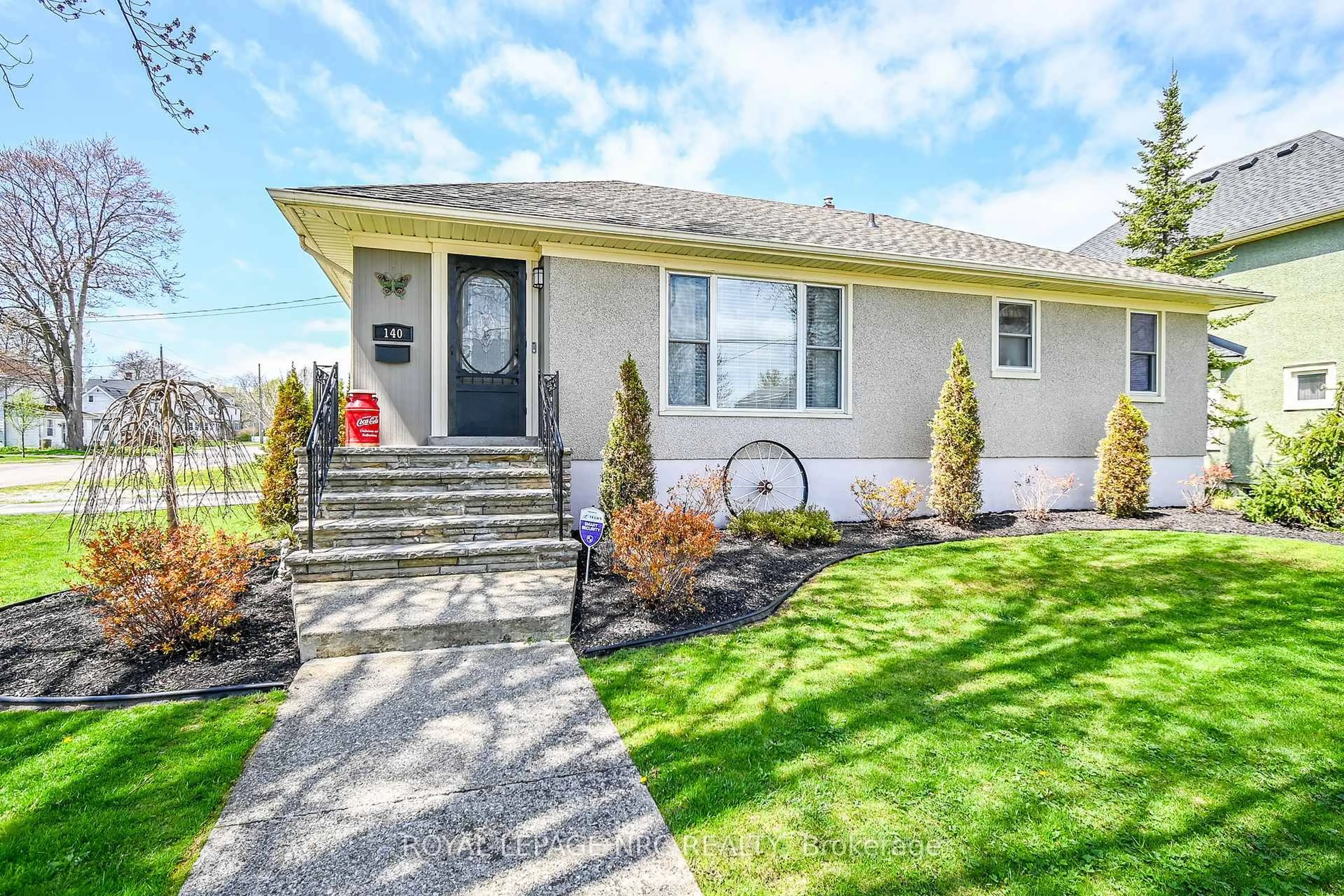 Home with vinyl exterior material, street for 140 Erie St, Port Colborne Ontario L3K 4M4