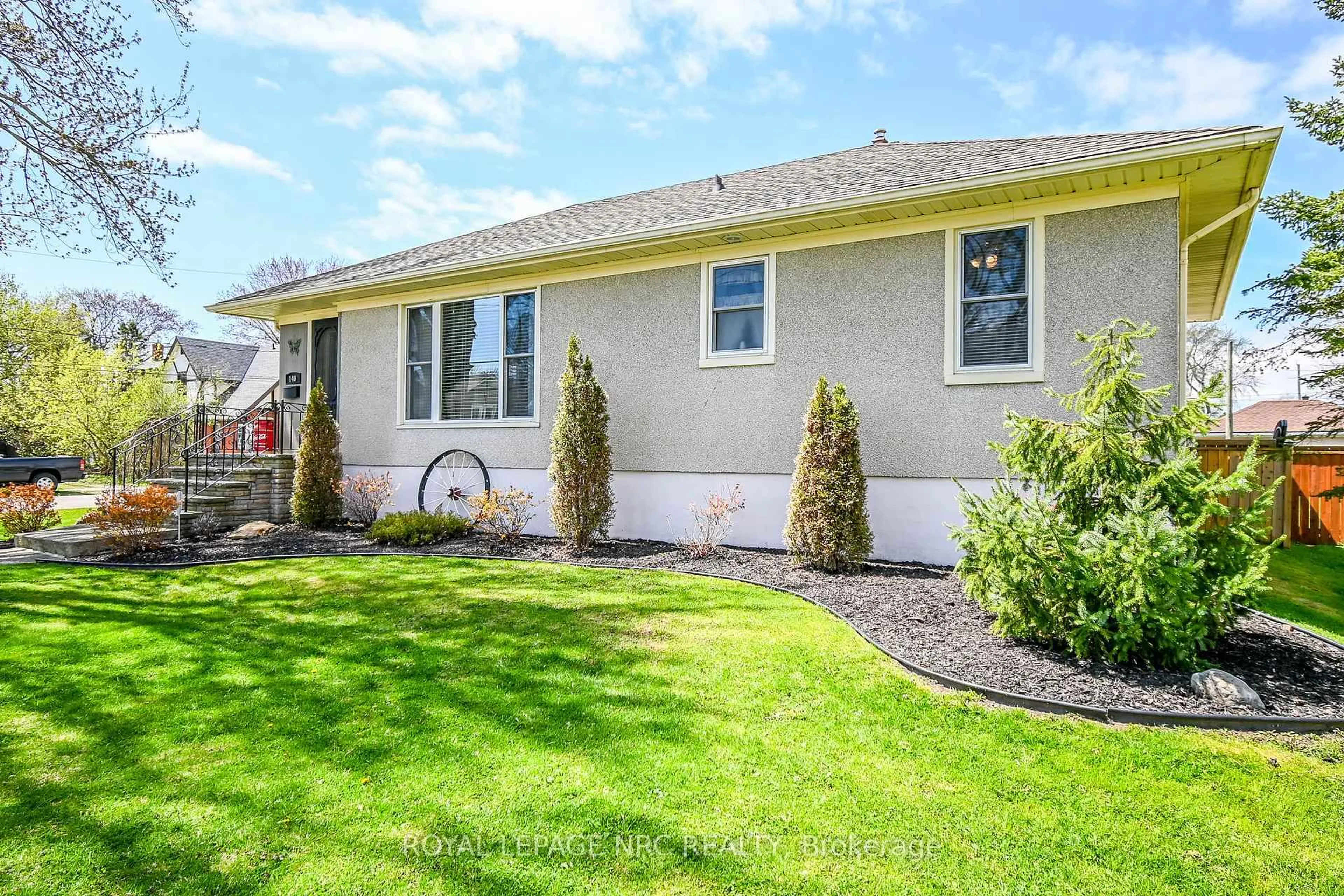 Home with vinyl exterior material, street for 140 Erie St, Port Colborne Ontario L3K 4M4