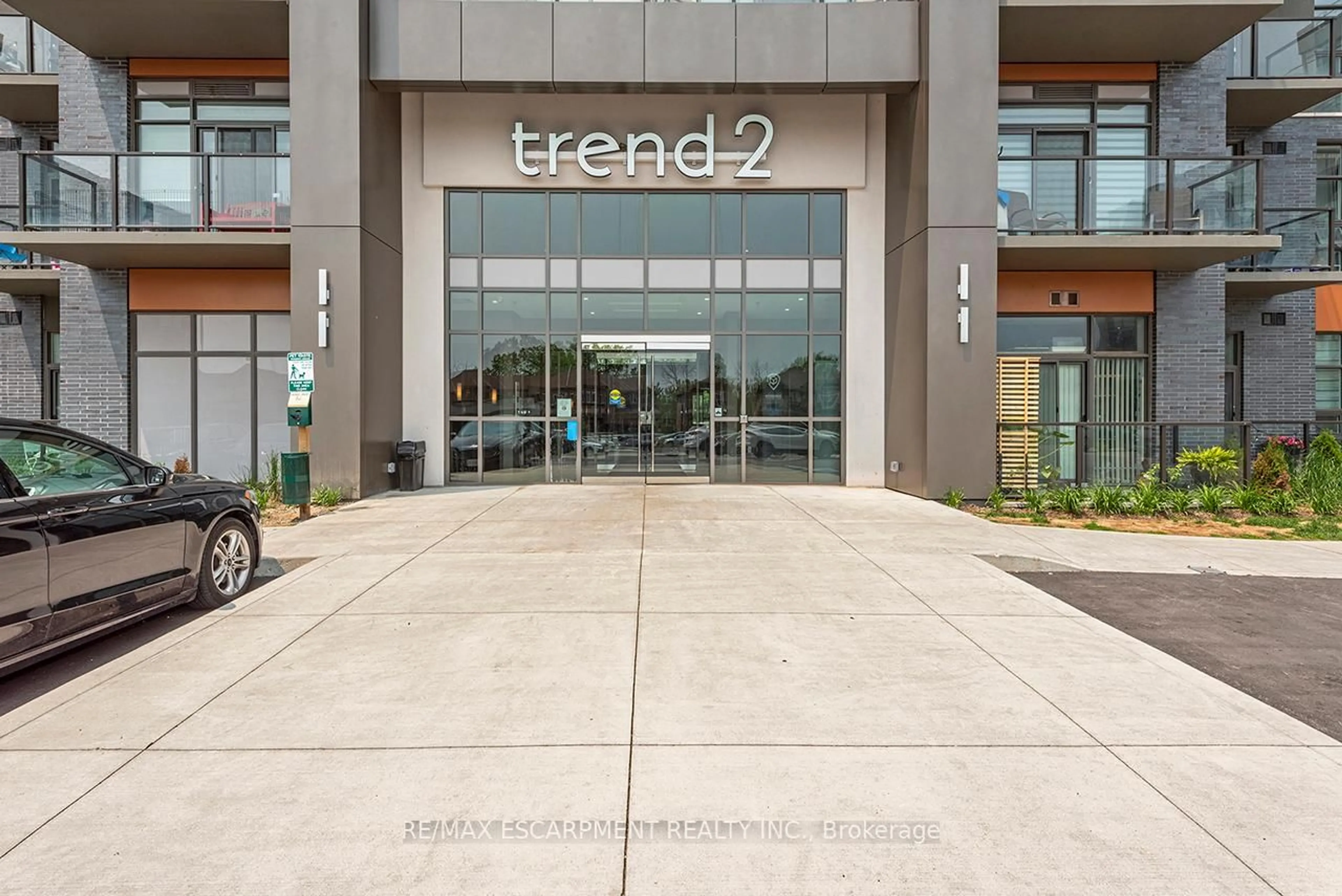 Indoor foyer for 460 DUNDAS St #304, Hamilton Ontario L8B 2A5