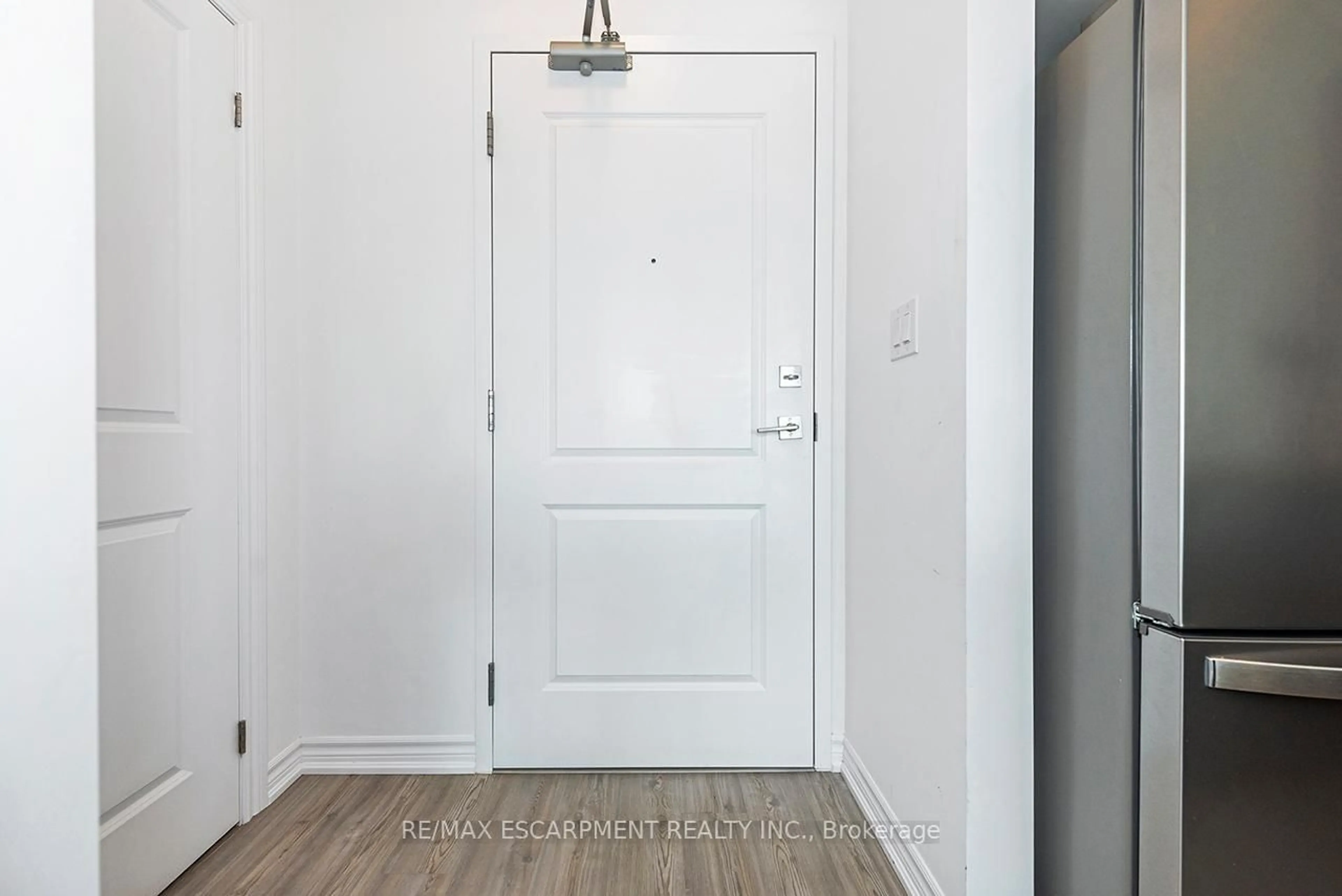Indoor entryway for 460 DUNDAS St #304, Hamilton Ontario L8B 2A5