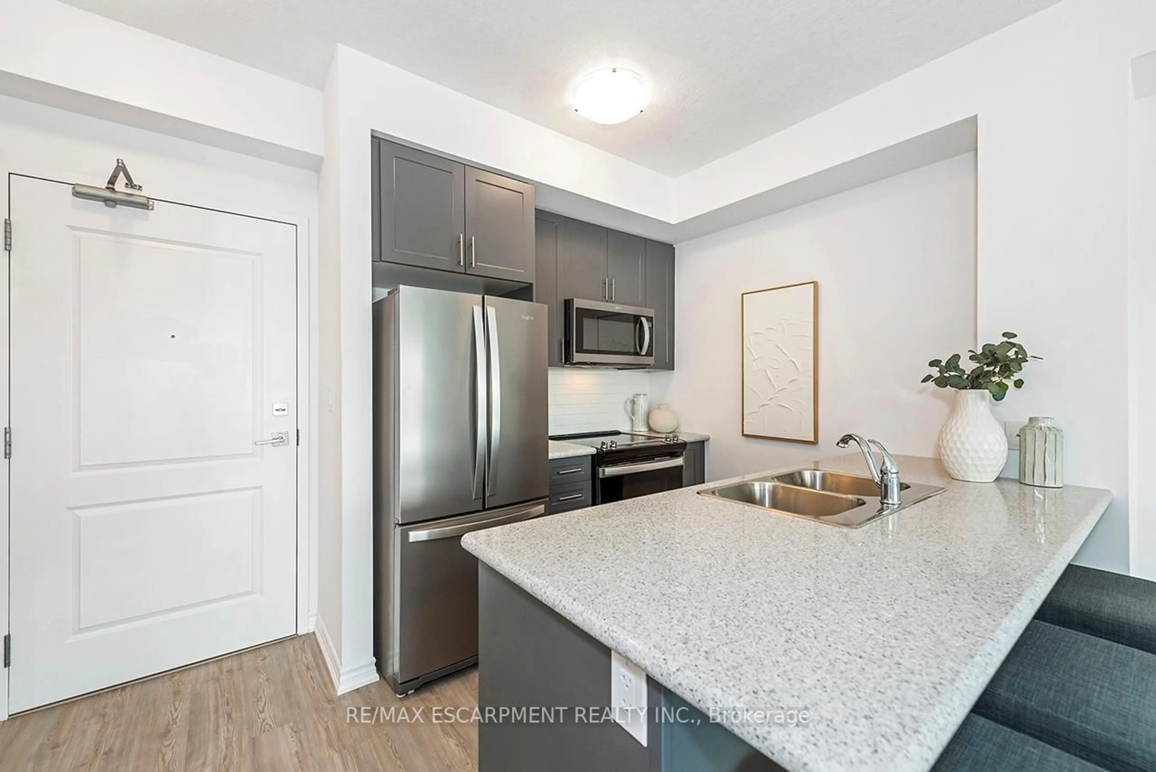 Standard kitchen, unknown for 460 DUNDAS St #304, Hamilton Ontario L8B 2A5