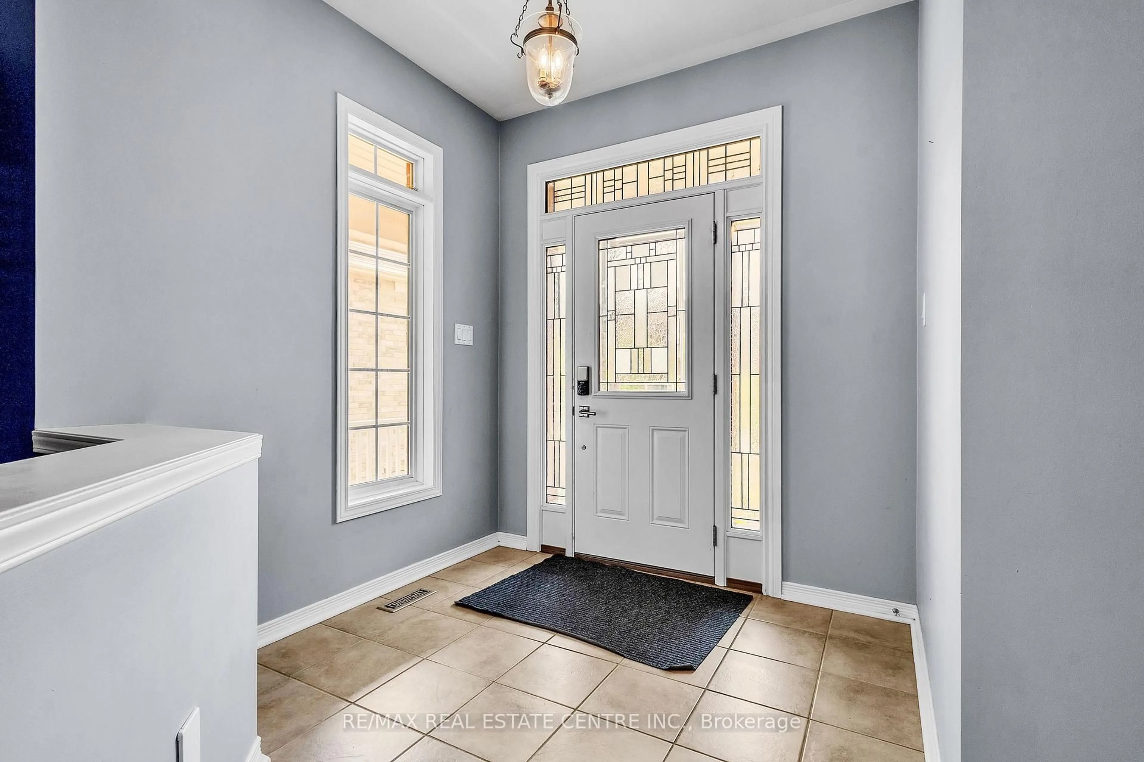 Indoor entryway for 319 Robert Ferrie Dr, Kitchener Ontario N2P 2Y7