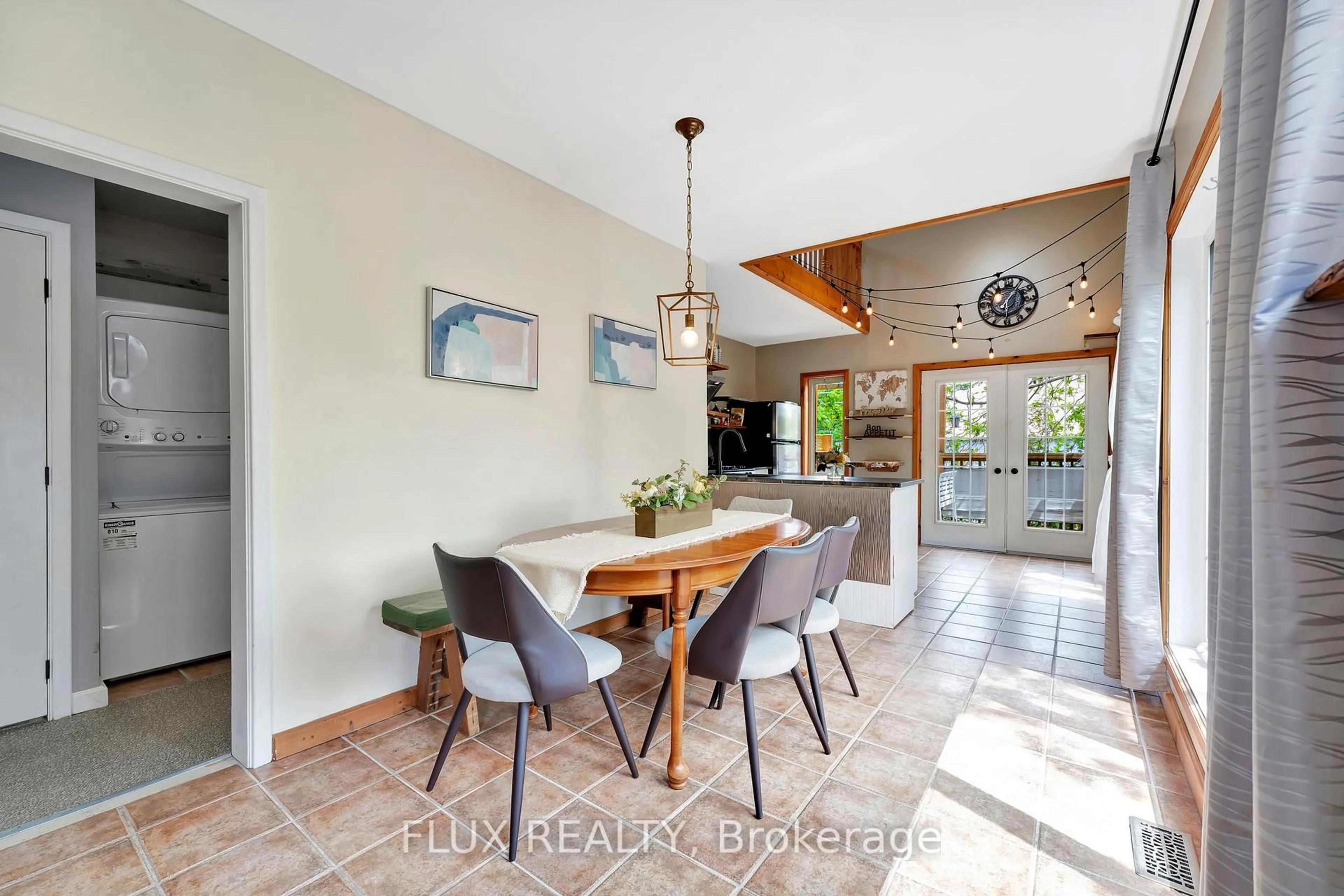 Open concept kitchen, ceramic/tile floor for 106 Nottingham St, Guelph Ontario N1H 3N1