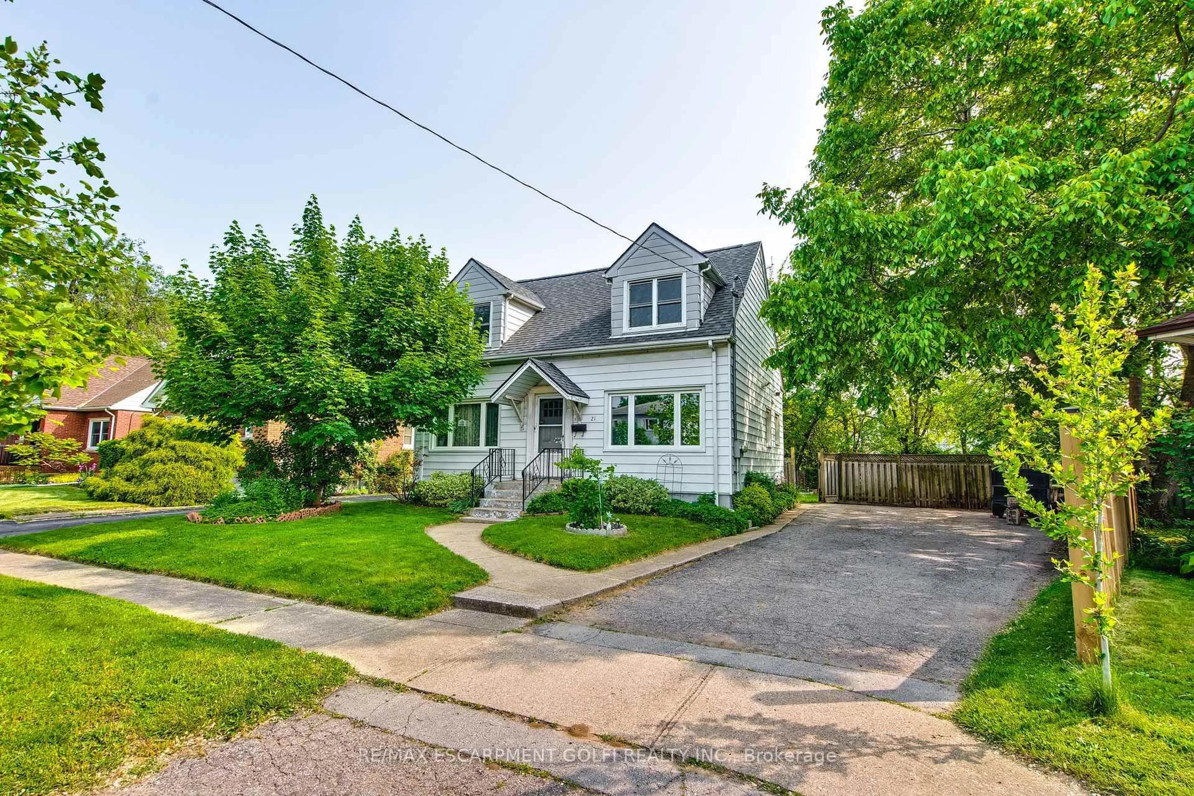 A pic from outside/outdoor area/front of a property/back of a property/a pic from drone, street for 21 Kingsway Cres, St. Catharines Ontario L2N 1A7