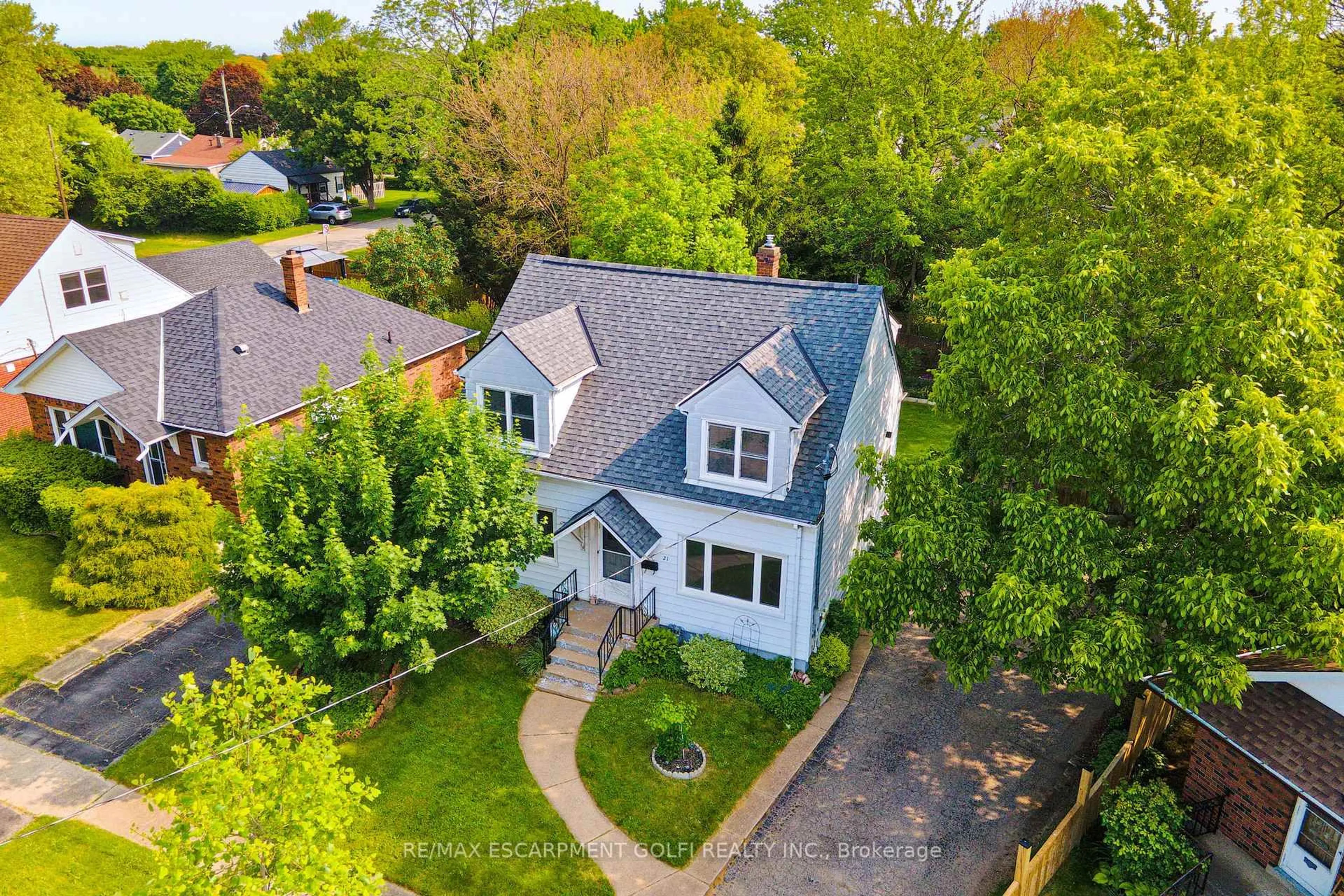 A pic from outside/outdoor area/front of a property/back of a property/a pic from drone, street for 21 Kingsway Cres, St. Catharines Ontario L2N 1A7