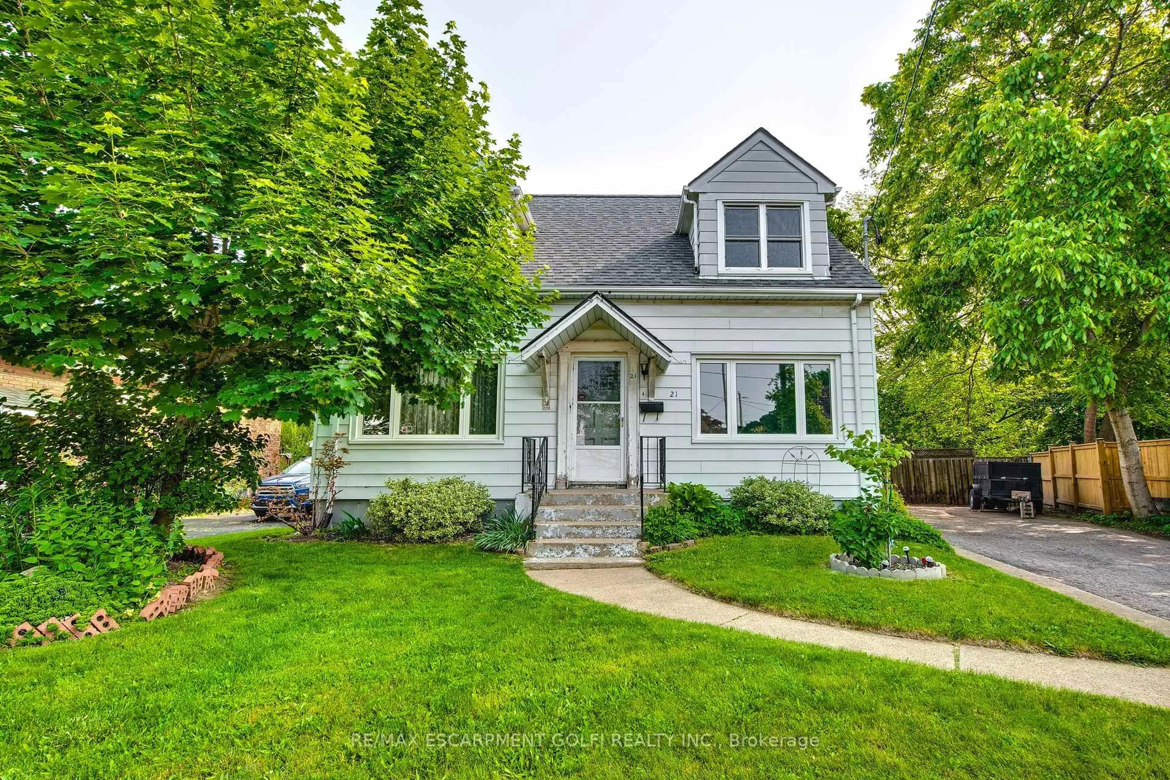 Home with vinyl exterior material, street for 21 Kingsway Cres, St. Catharines Ontario L2N 1A7