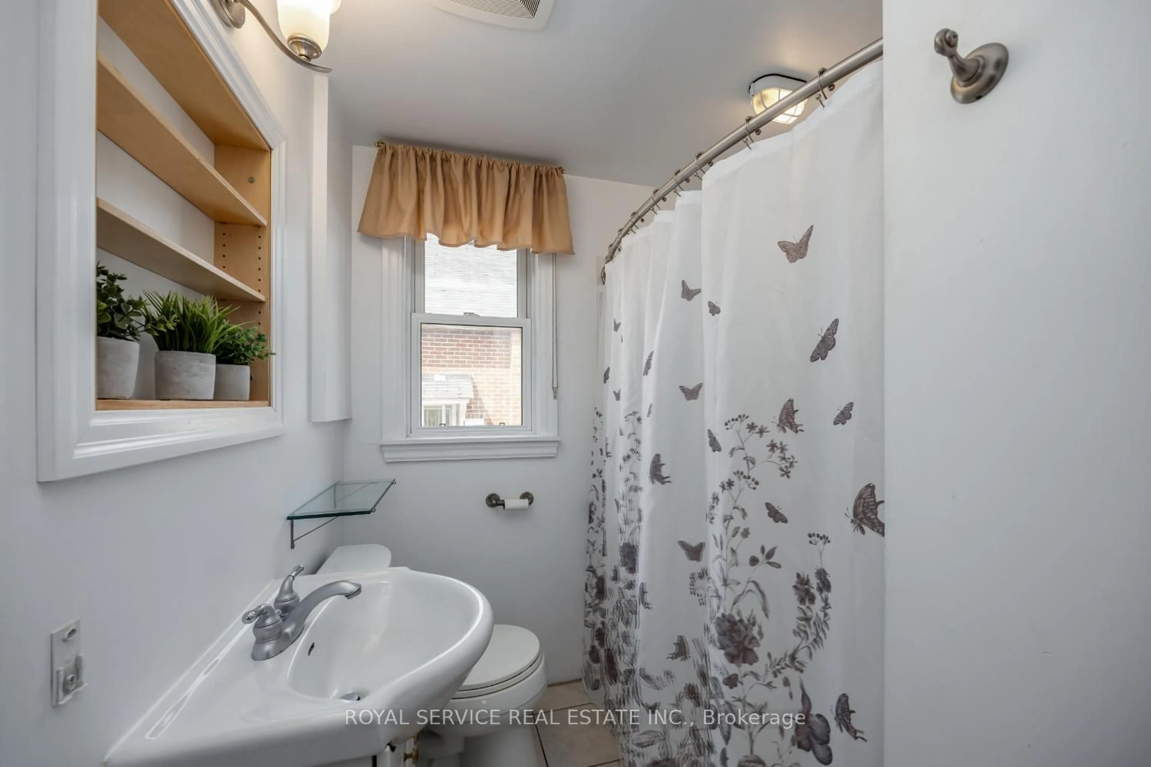 Standard bathroom, ceramic/tile floor for 388 Dublin St, Peterborough Central Ontario K9H 3C9