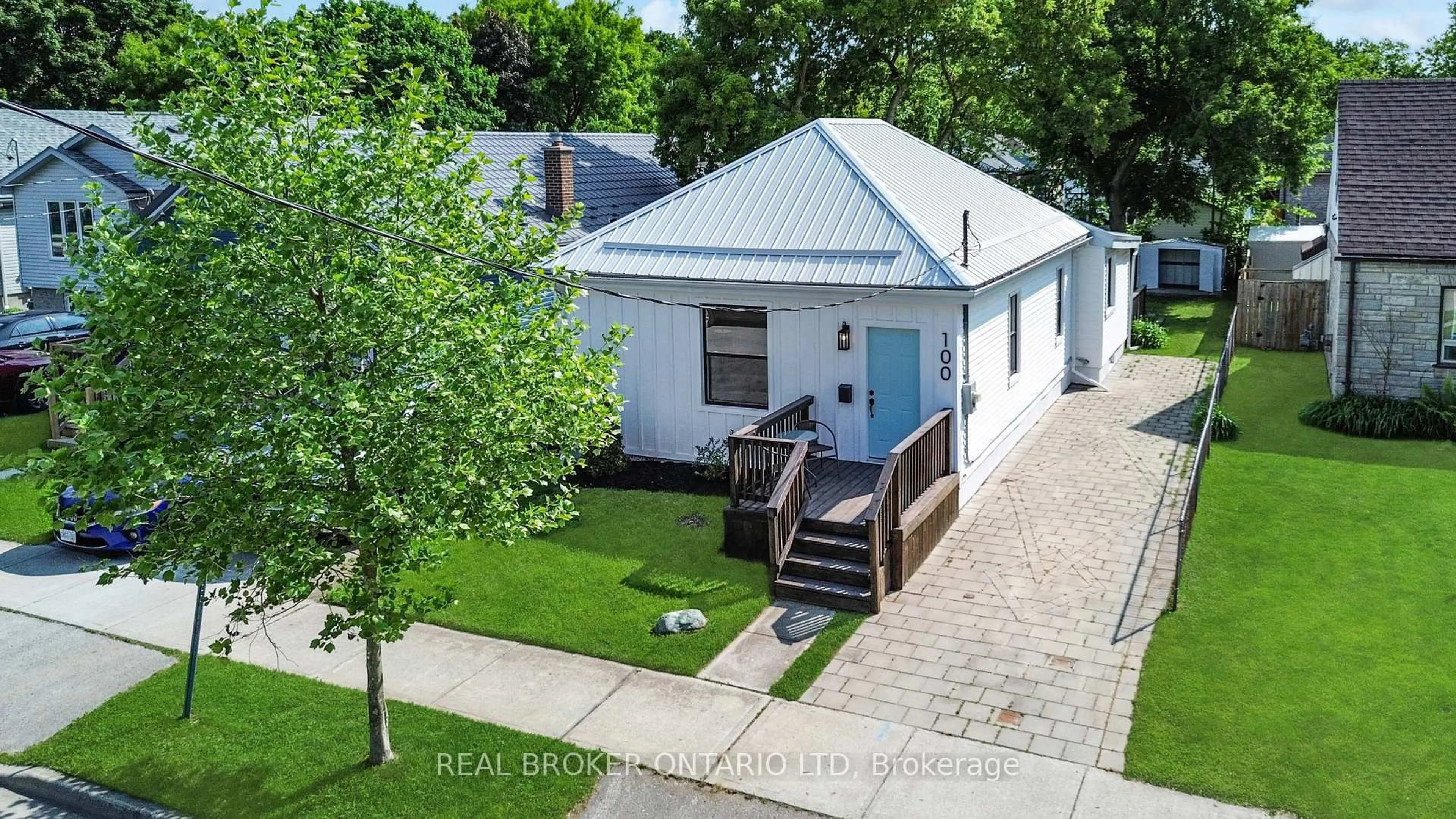 A pic from outside/outdoor area/front of a property/back of a property/a pic from drone, street for 100 Delaware St, London East Ontario N5Z 2N5