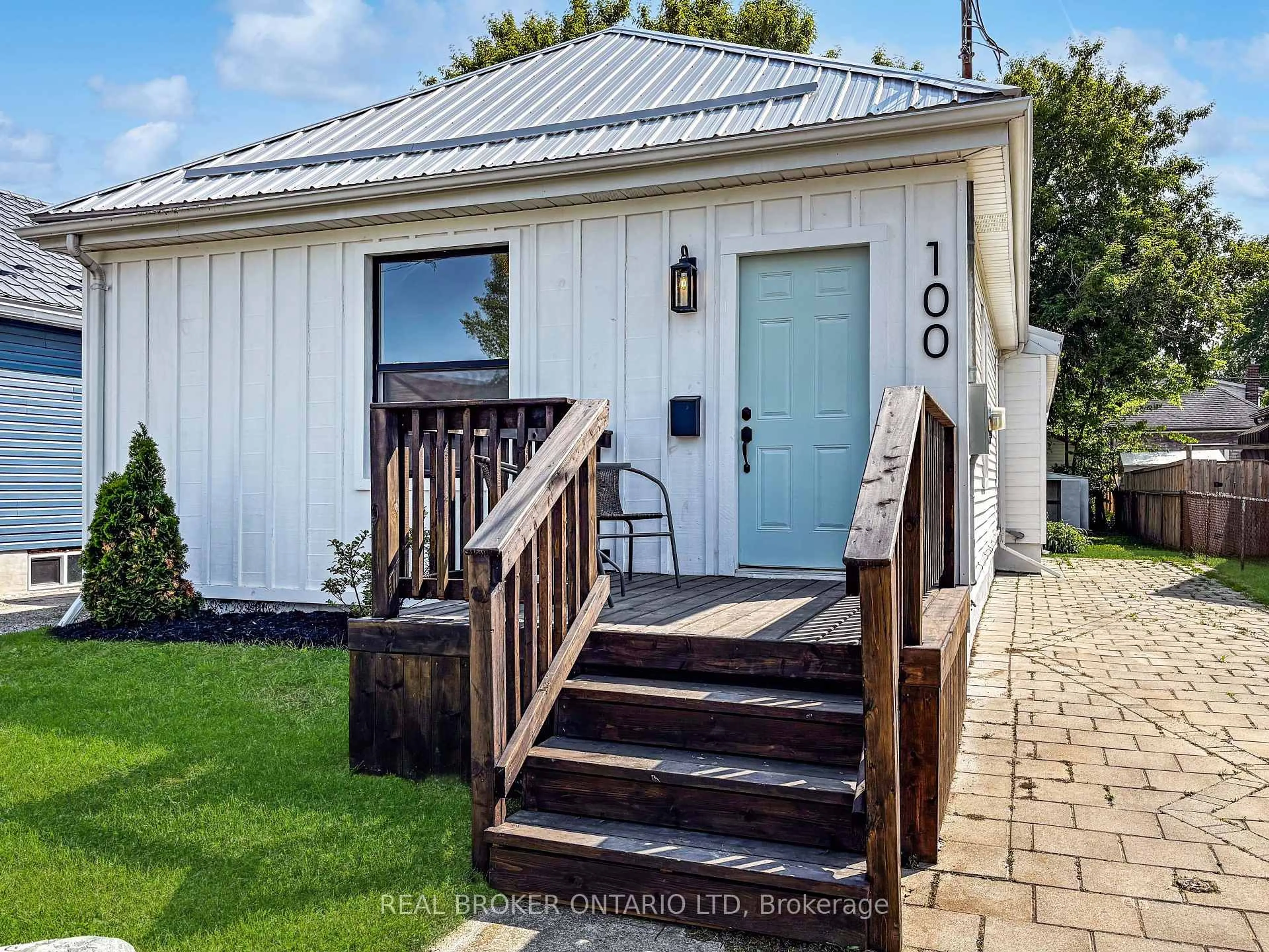 A pic from outside/outdoor area/front of a property/back of a property/a pic from drone, street for 100 Delaware St, London East Ontario N5Z 2N5