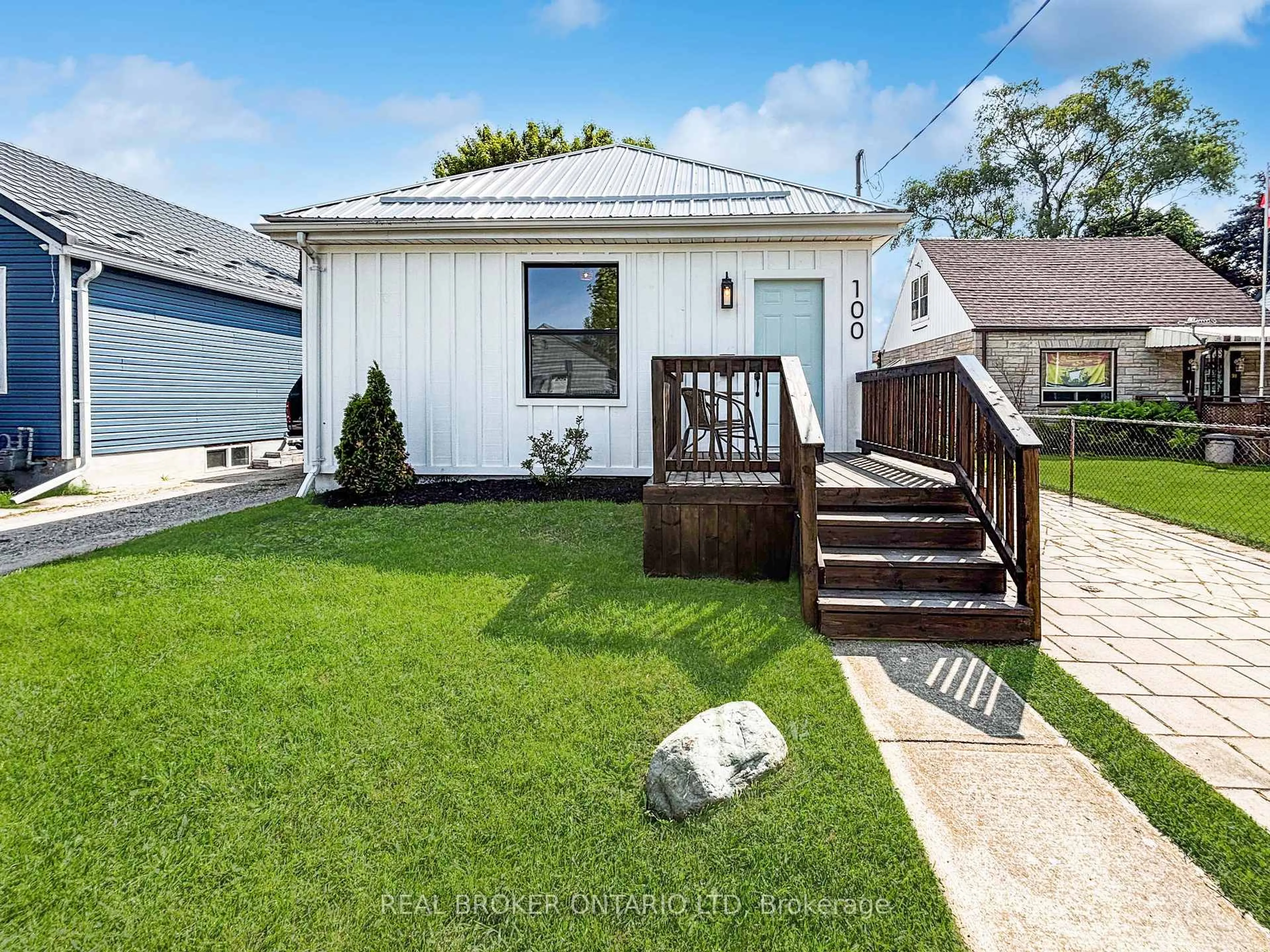 A pic from outside/outdoor area/front of a property/back of a property/a pic from drone, street for 100 Delaware St, London East Ontario N5Z 2N5