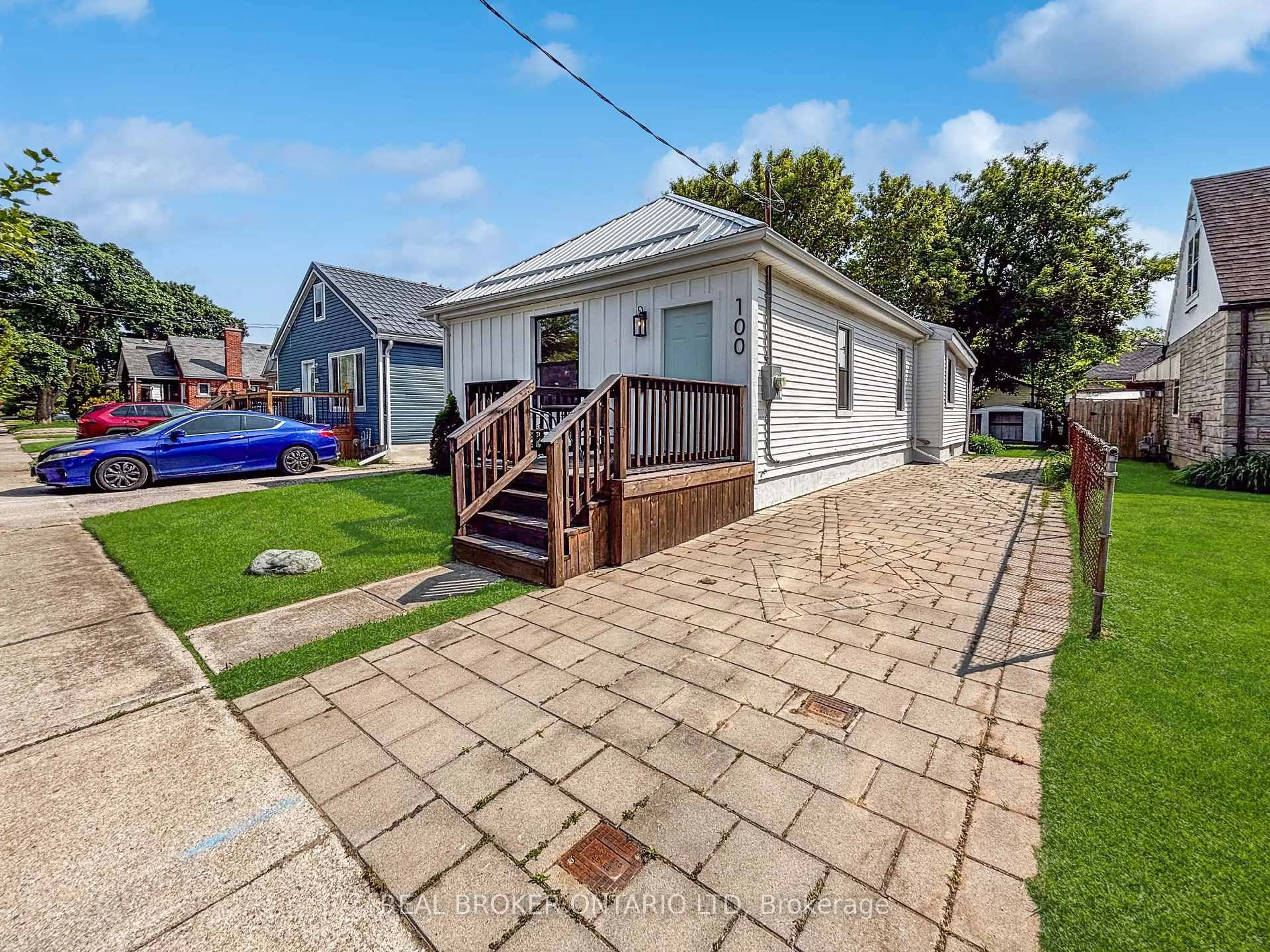 A pic from outside/outdoor area/front of a property/back of a property/a pic from drone, street for 100 Delaware St, London East Ontario N5Z 2N5