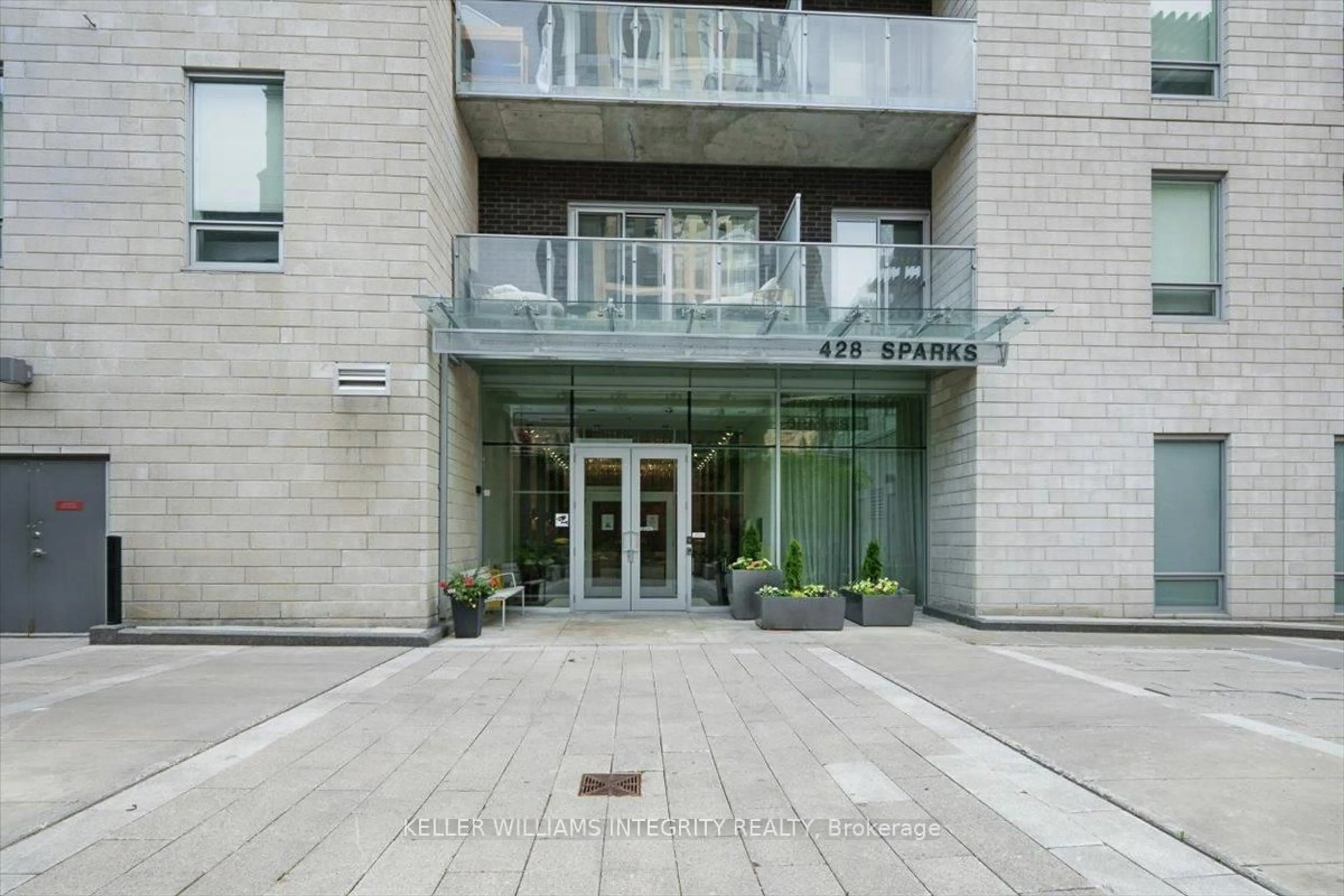 Indoor foyer for 428 Sparks St #1101, Ottawa Ontario K1R 0B3