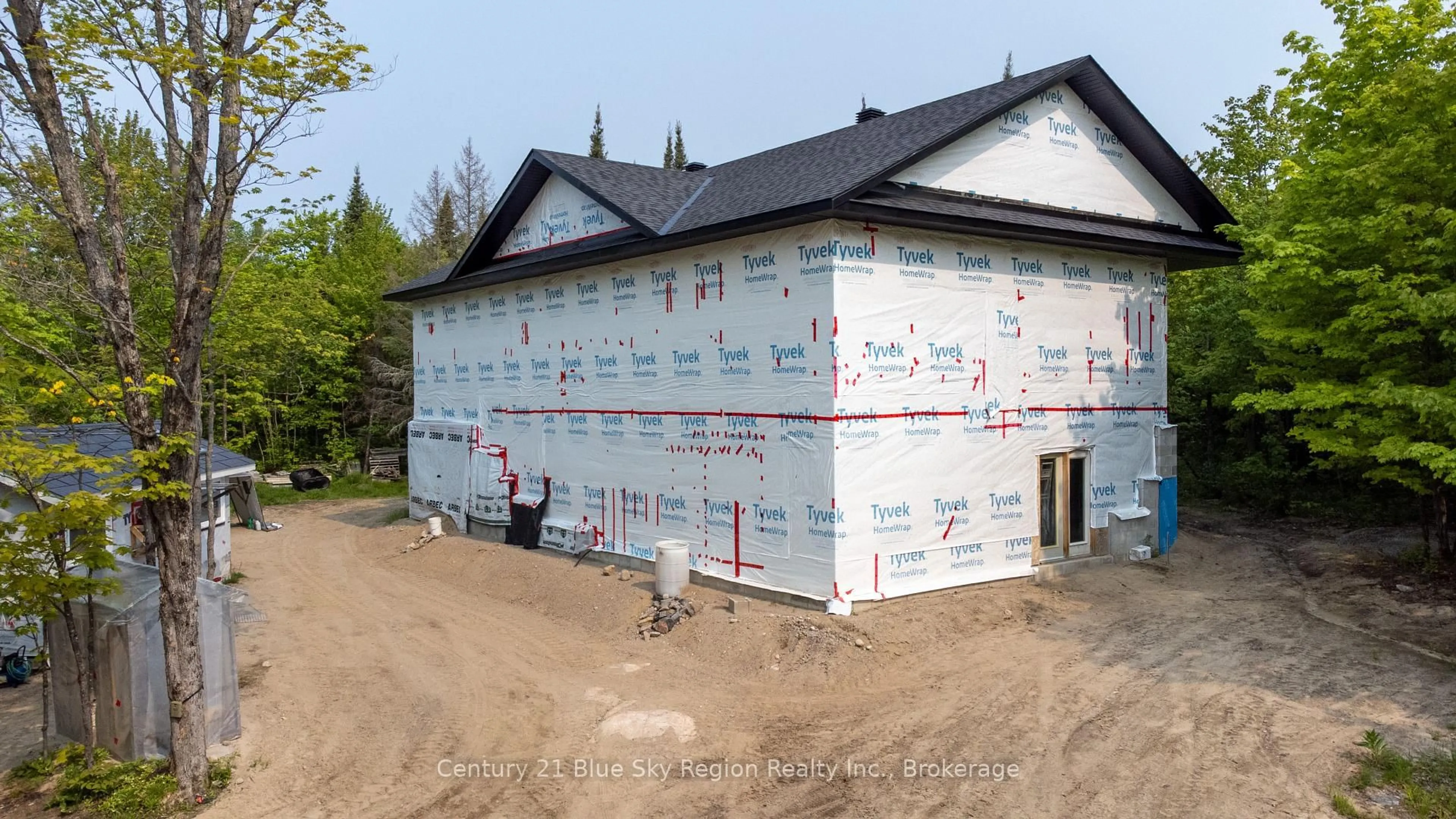 Home with vinyl exterior material, building for 7700 Highway 63, North Bay Ontario P1B 8G4