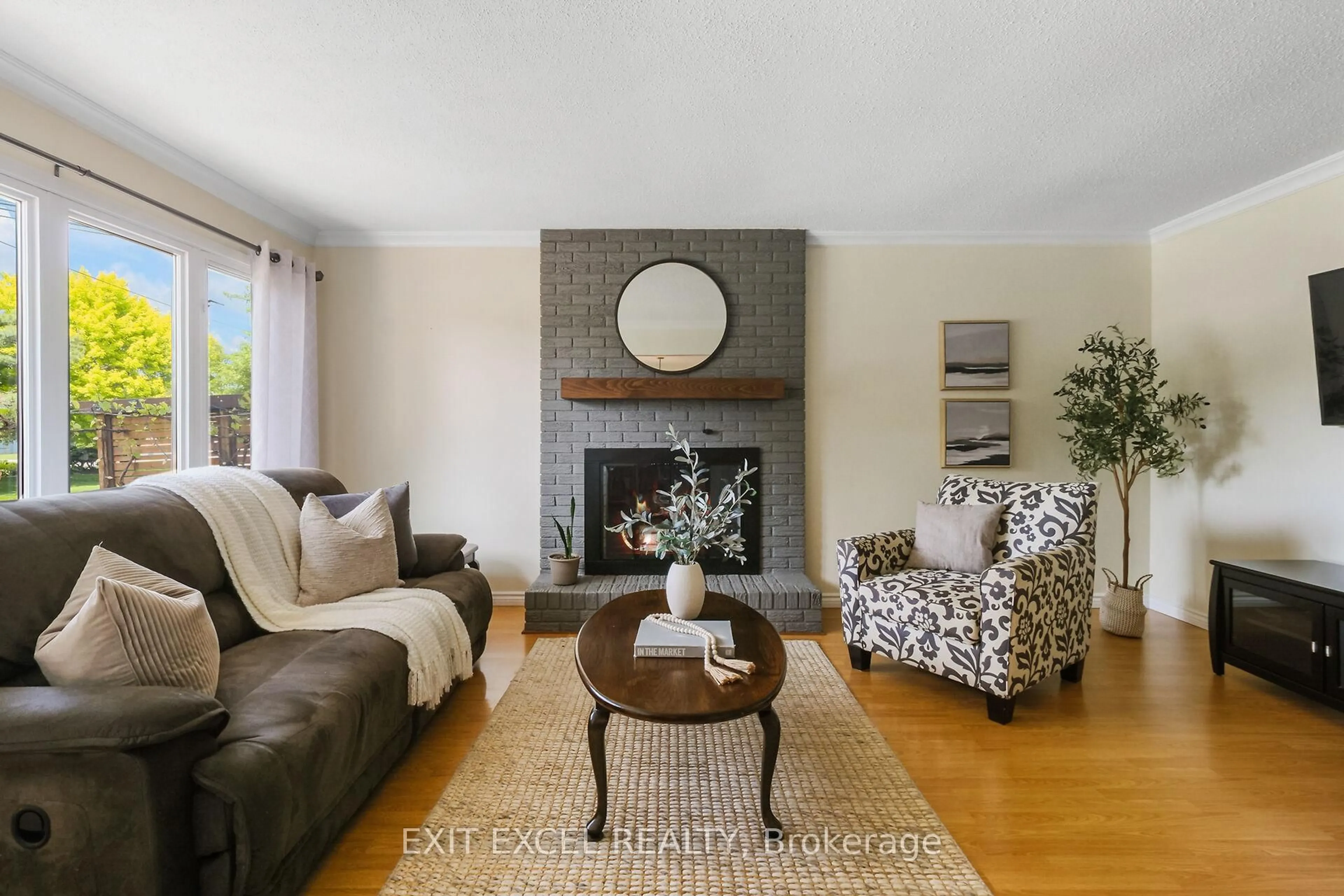 Living room with furniture, unknown for 396 Roxdale Ave, Ottawa Ontario K1E 1V5
