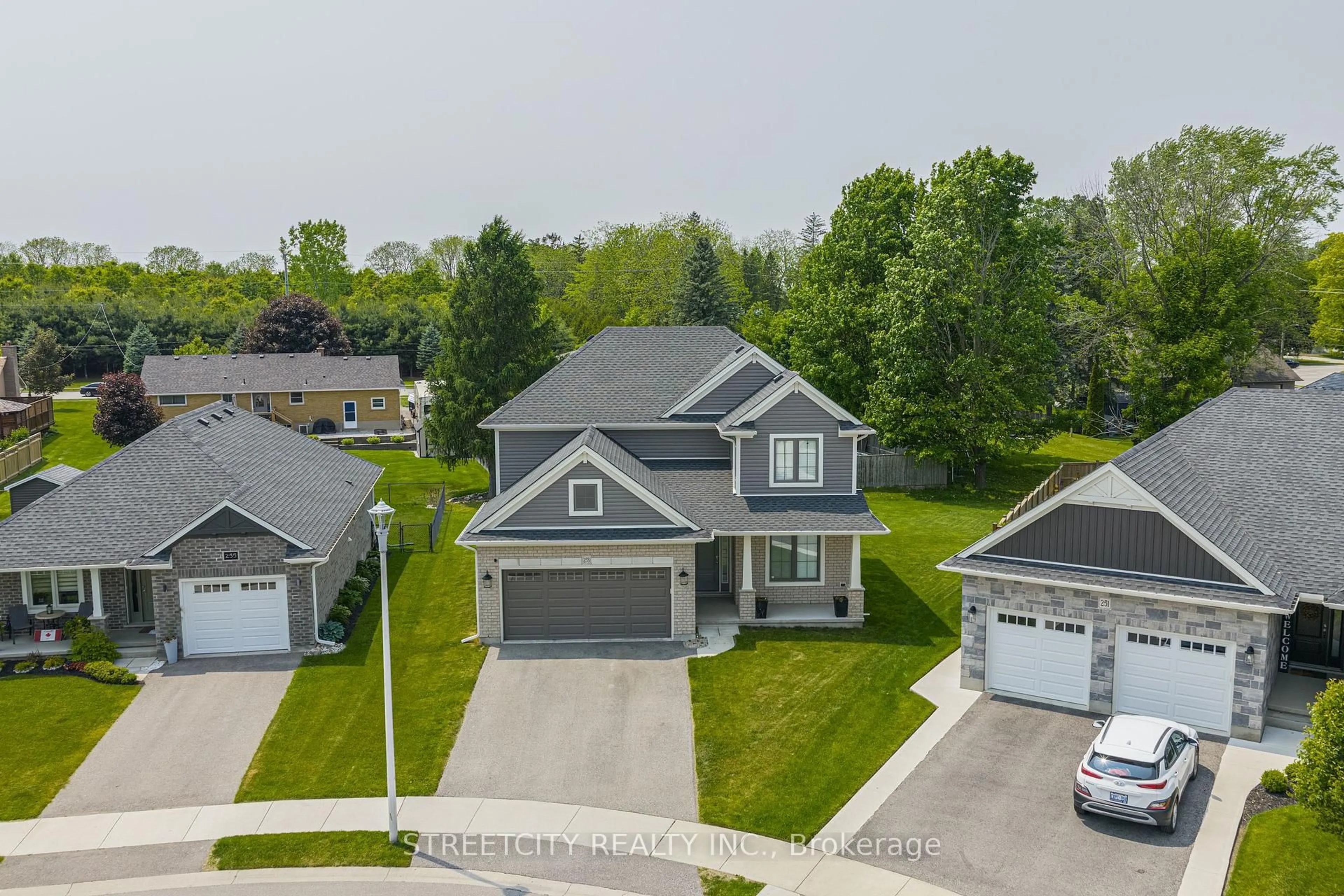 A pic from outside/outdoor area/front of a property/back of a property/a pic from drone, street for 253 Wilson Ave, Tillsonburg Ontario N4G 0H4