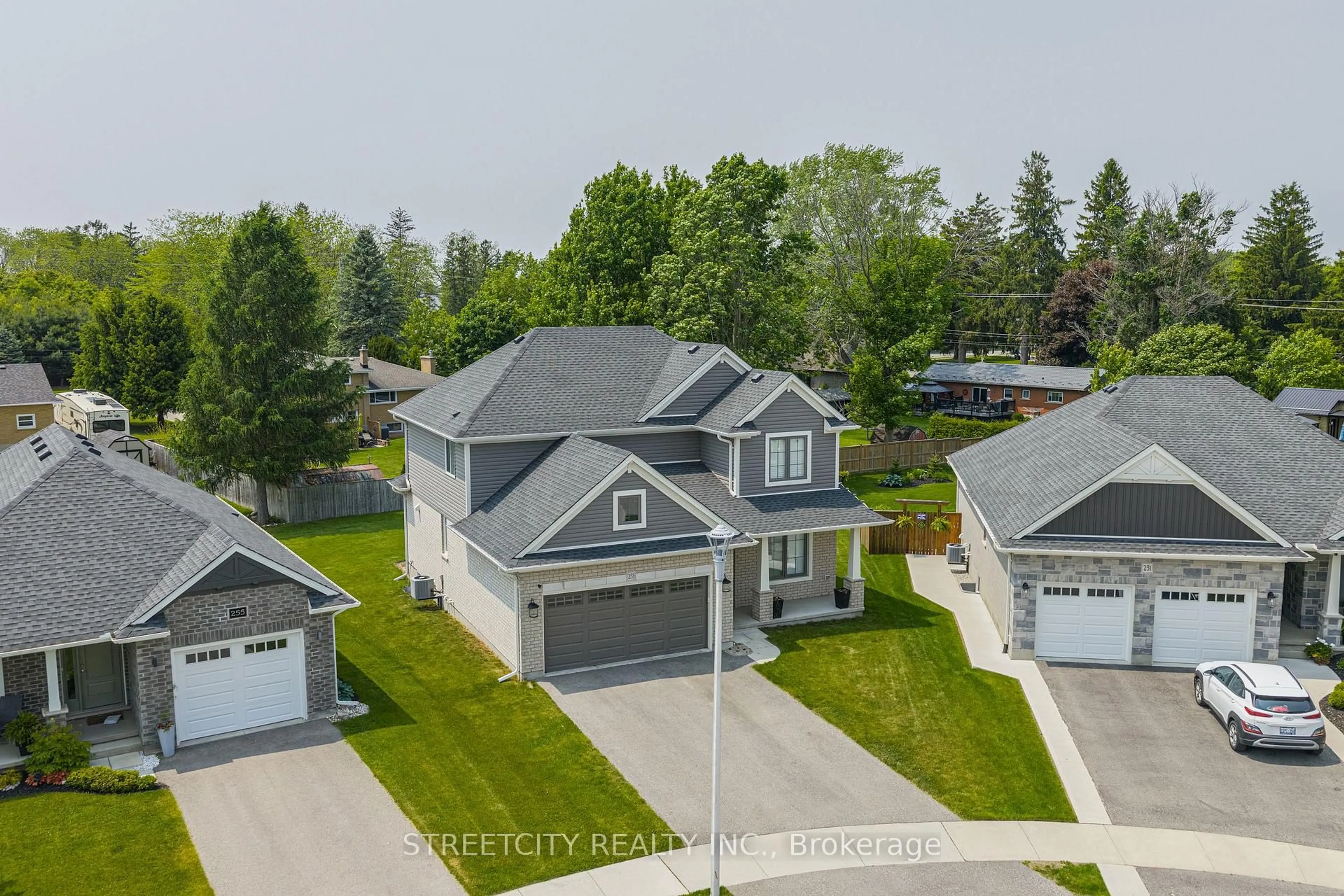 A pic from outside/outdoor area/front of a property/back of a property/a pic from drone, street for 253 Wilson Ave, Tillsonburg Ontario N4G 0H4