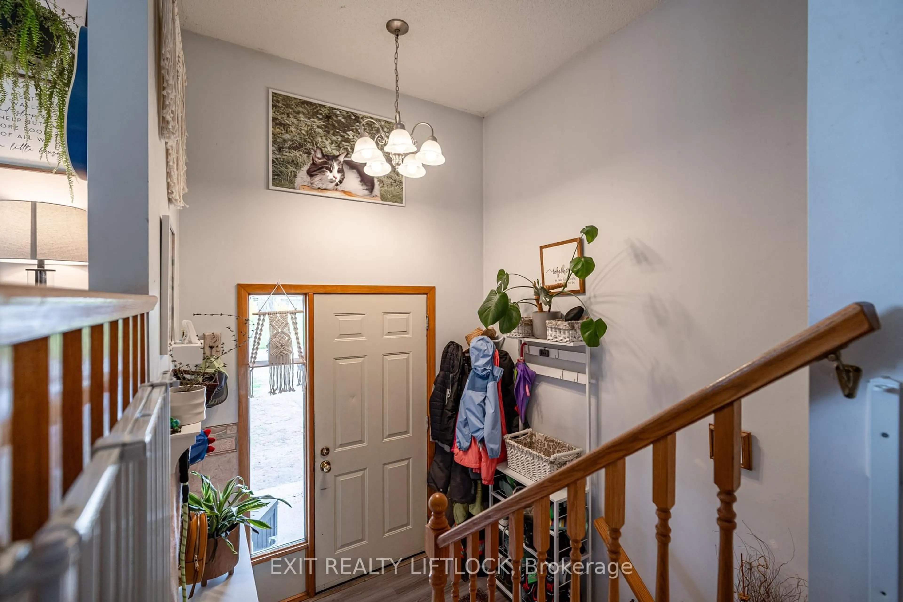 Indoor entryway for 2519 Foxmeadow Rd, Peterborough East Ontario K9L 1X2