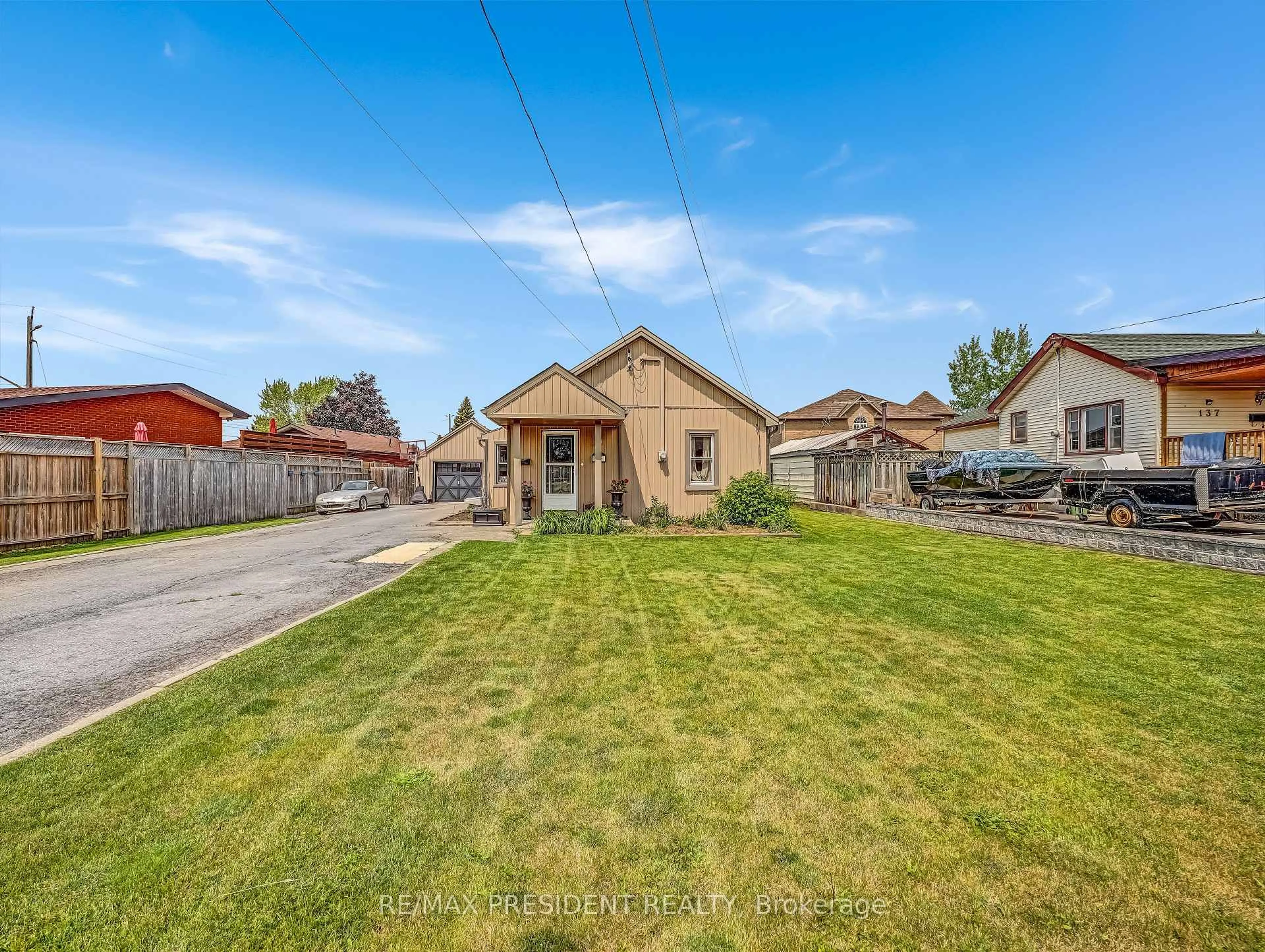 A pic from outside/outdoor area/front of a property/back of a property/a pic from drone, street for 135 Green Rd, Hamilton Ontario L8G 3X2