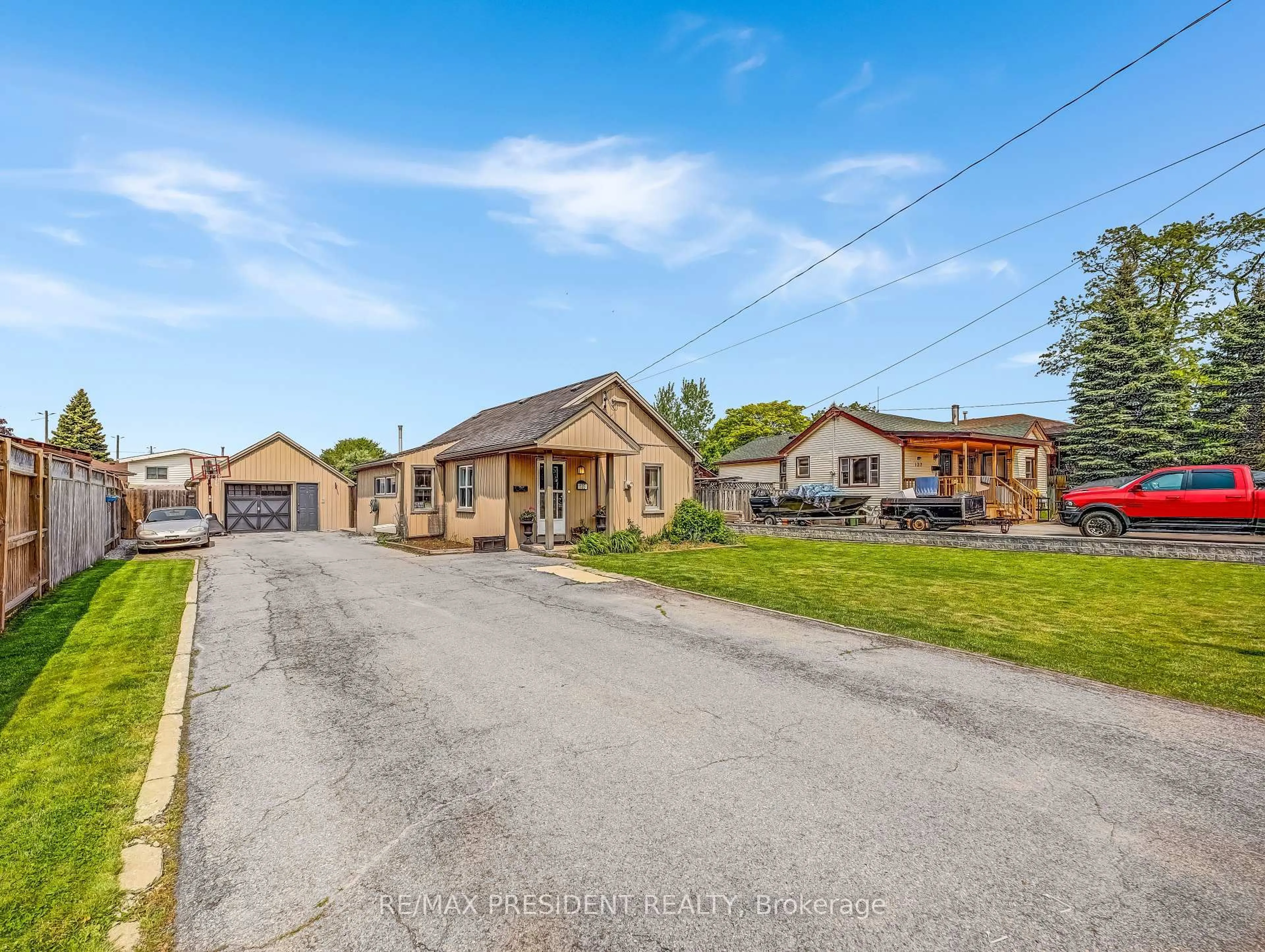 A pic from outside/outdoor area/front of a property/back of a property/a pic from drone, street for 135 Green Rd, Hamilton Ontario L8G 3X2