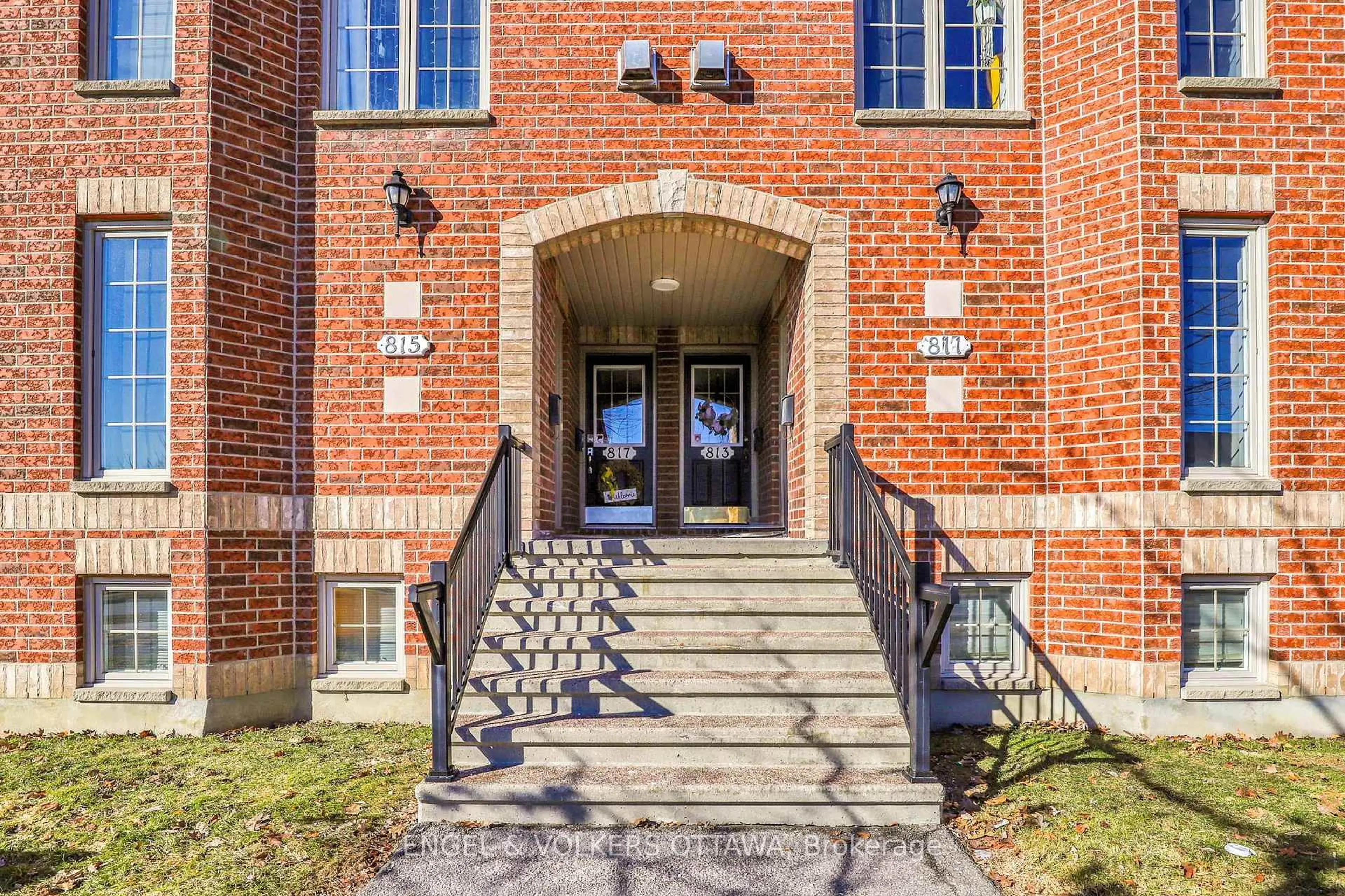 Indoor foyer for 811 Longfields Dr, Ottawa Ontario K2J 5N2