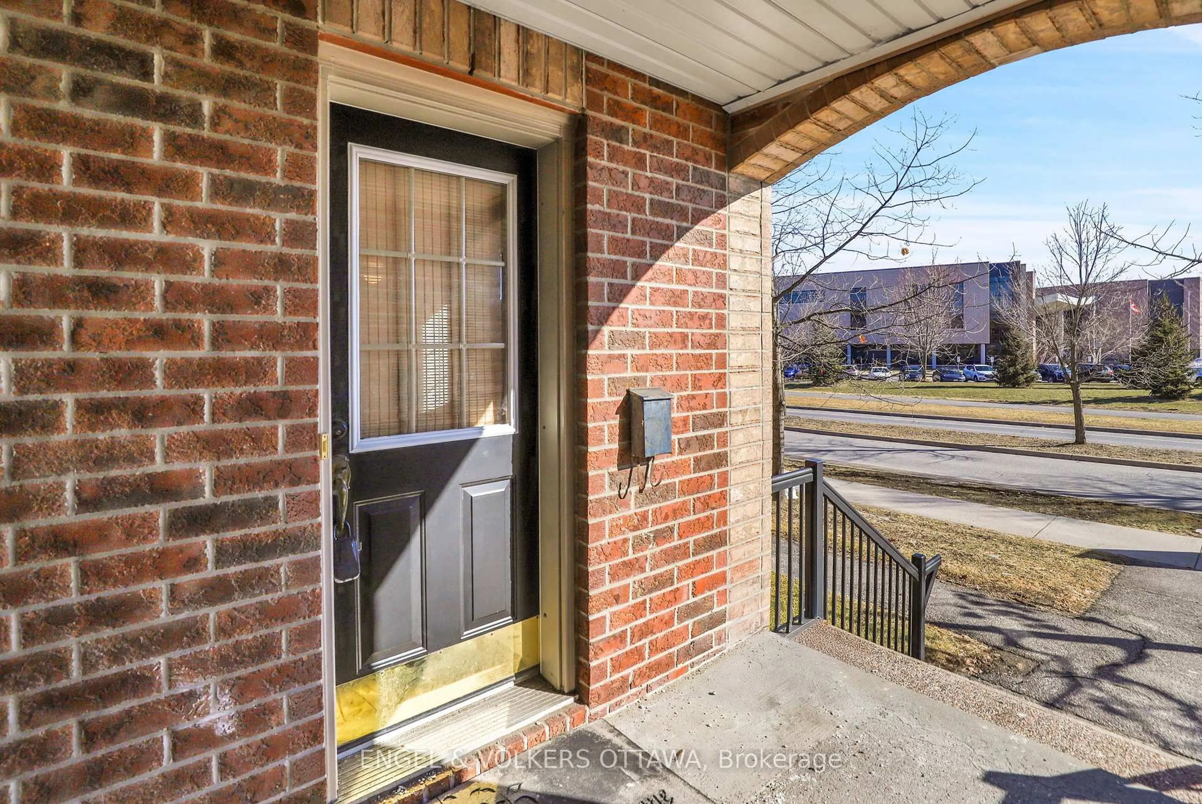 Indoor entryway for 811 Longfields Dr, Ottawa Ontario K2J 5N2