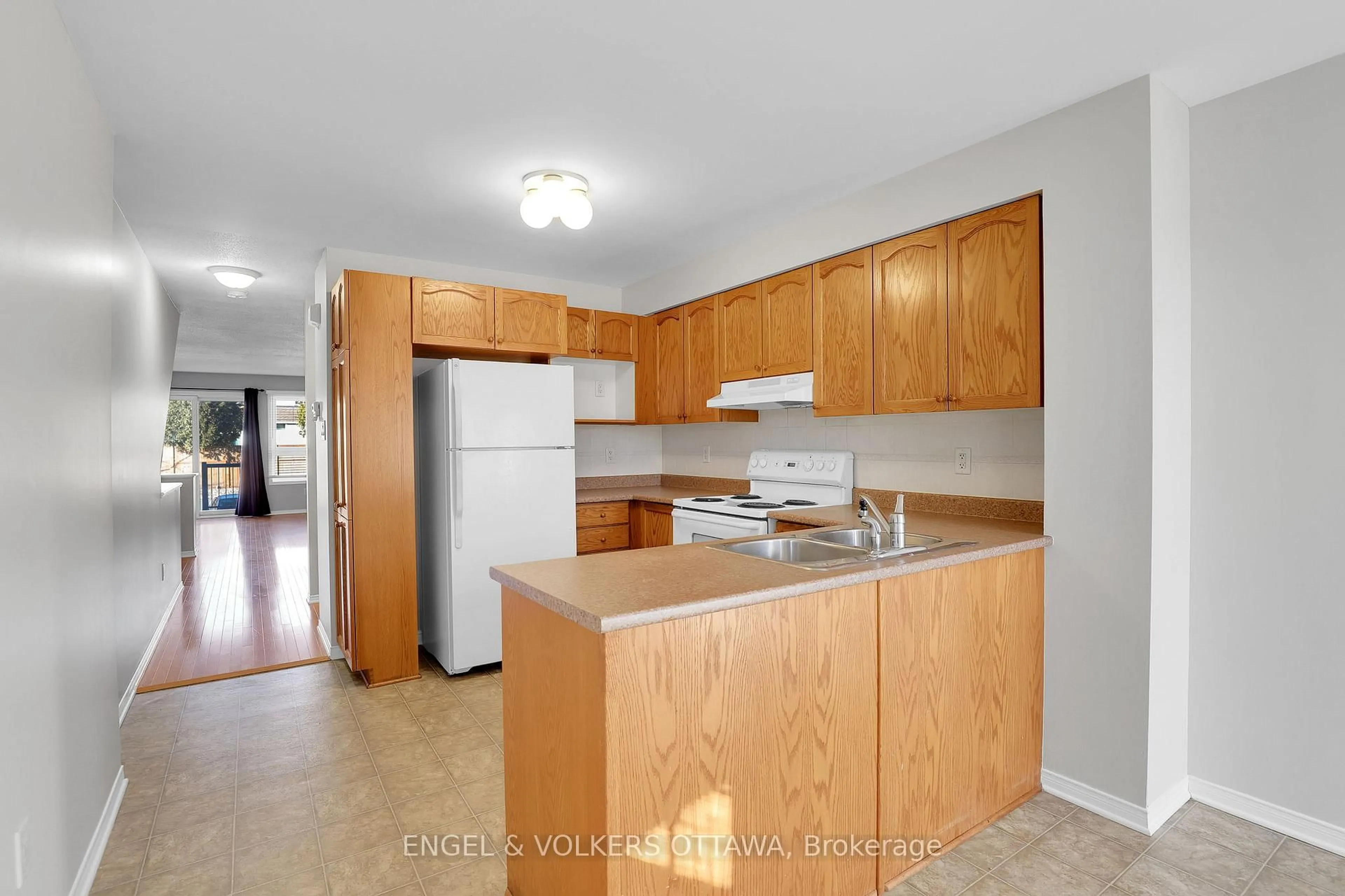 Standard kitchen, unknown for 811 Longfields Dr, Ottawa Ontario K2J 5N2