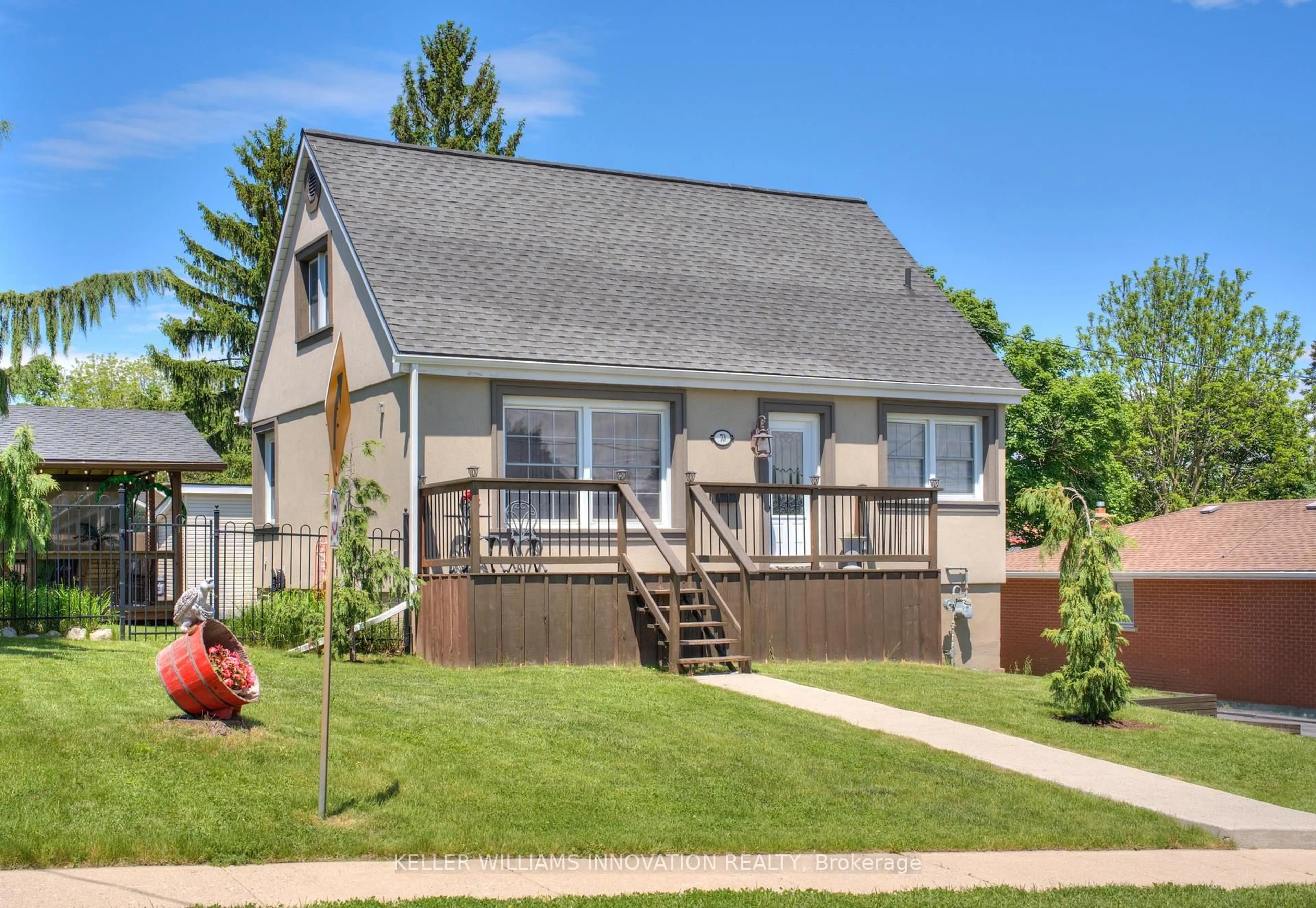 Home with vinyl exterior material, unknown for 70 Stanley St, Cambridge Ontario N1S 2A6