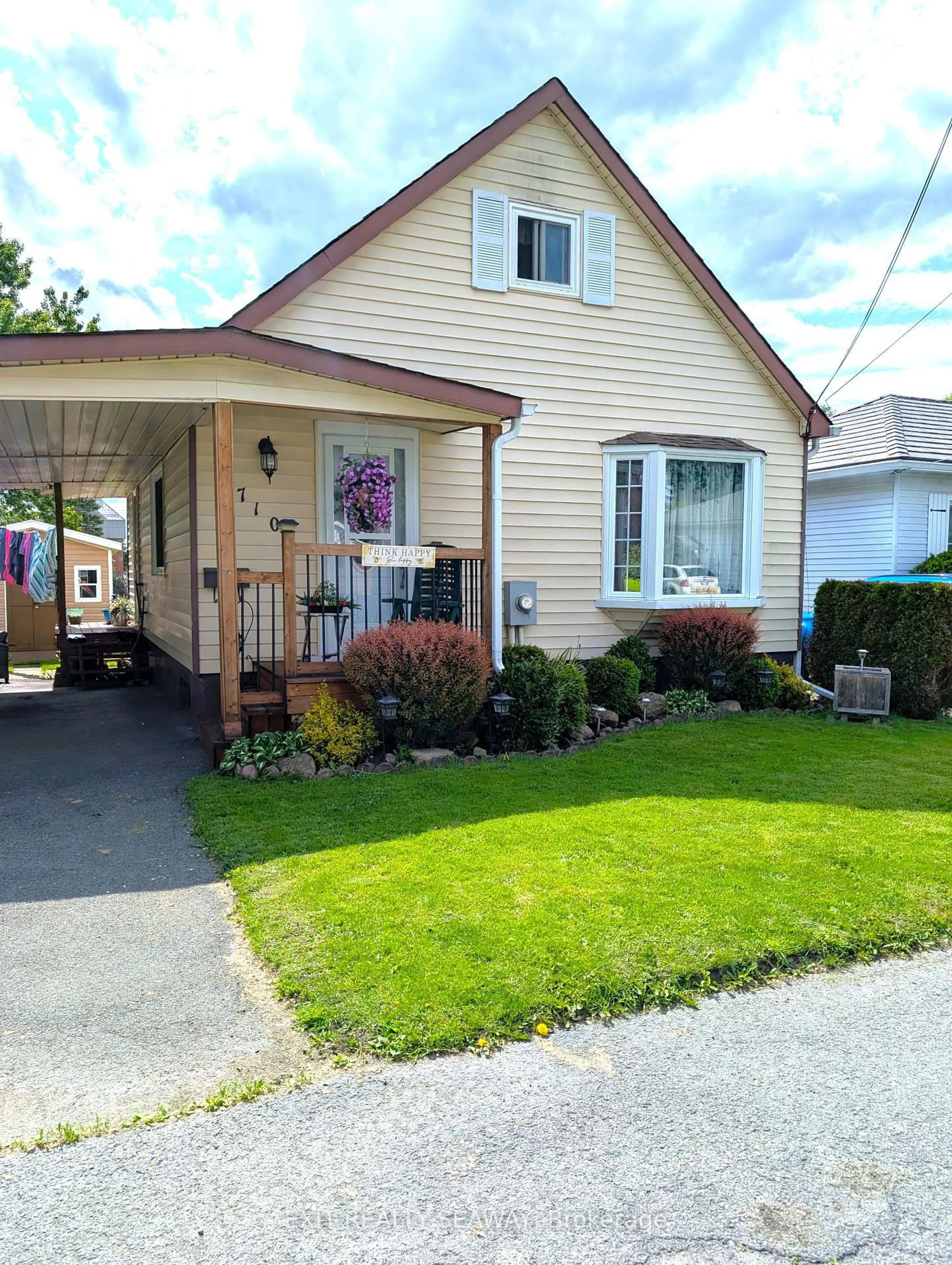 Home with vinyl exterior material, street for 710 Killarney Ave, Cornwall Ontario K6H 3V5