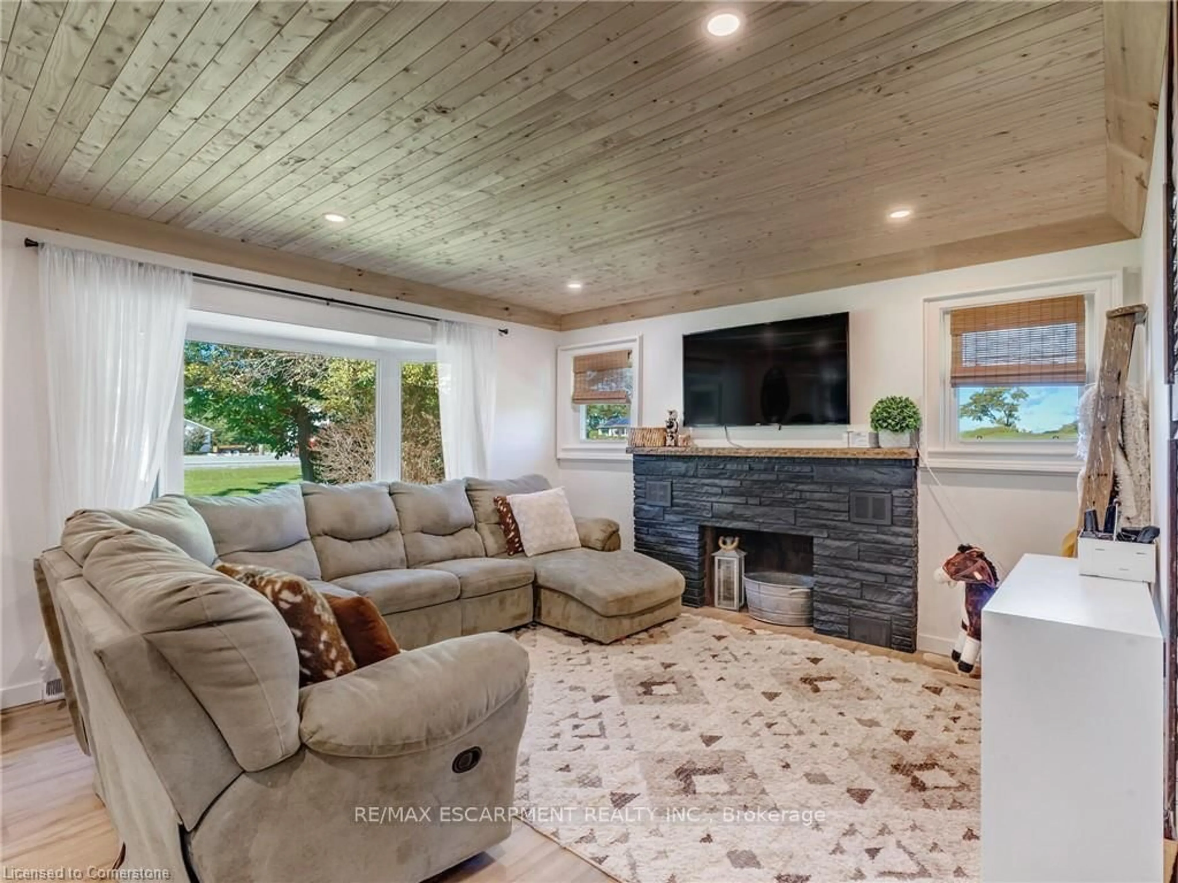 Living room with furniture, unknown for 2184 Haldimand Road 17, Haldimand Ontario N0A 1E0